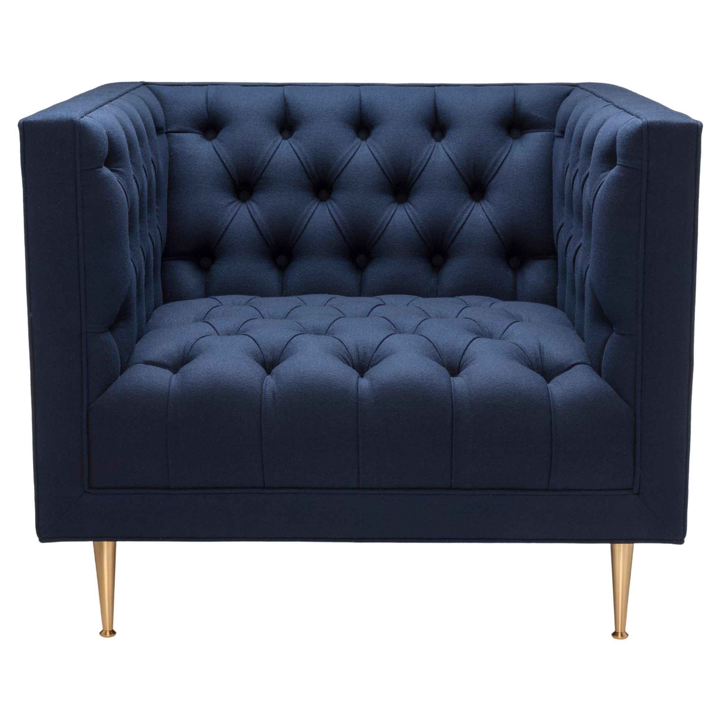 Chaise Tux Contemporary Edition Spéciale en laine Navy Melton avec pieds en laiton en vente
