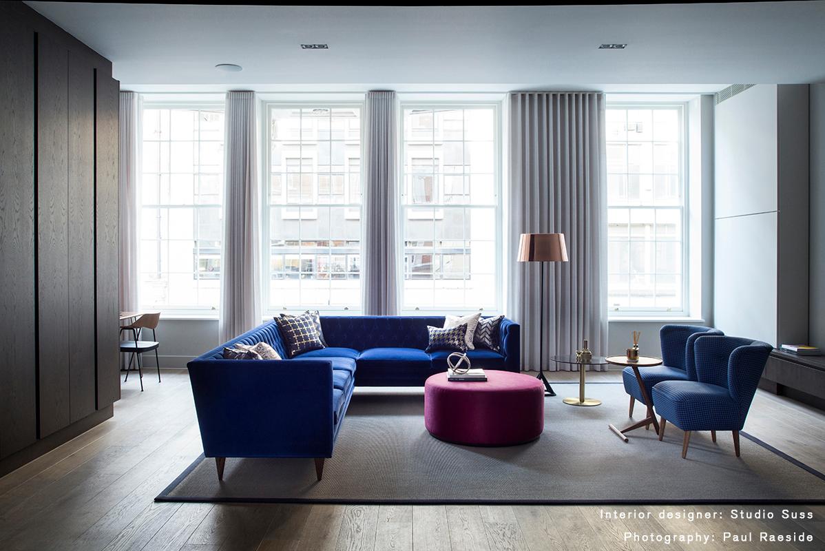Contemporary Tux Lux Sofa aus britischer Wolle mit Beinen aus Messing oder Walnuss (Moderne) im Angebot