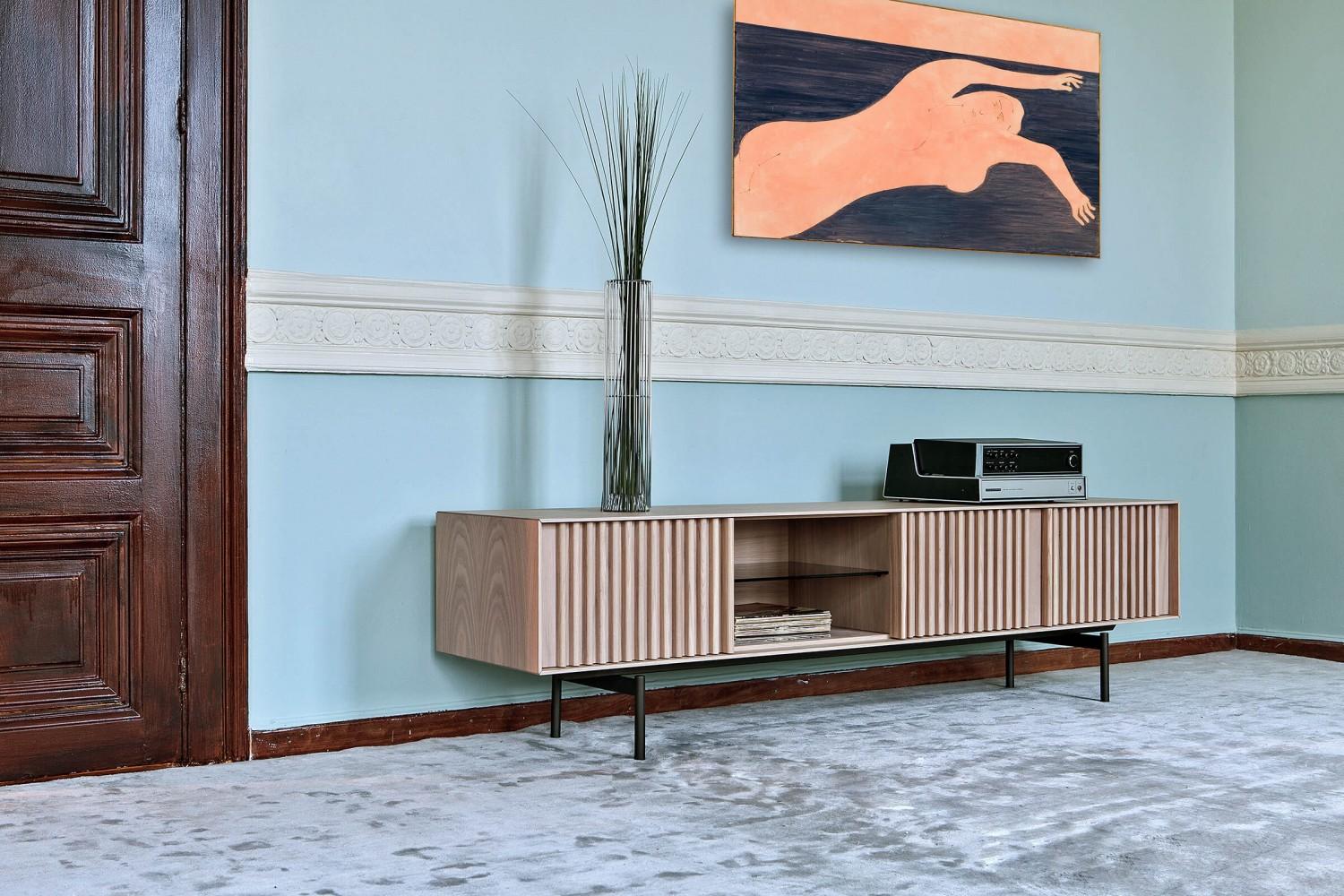 Lacquer Contemporary TV Unit with Metallic Base For Sale