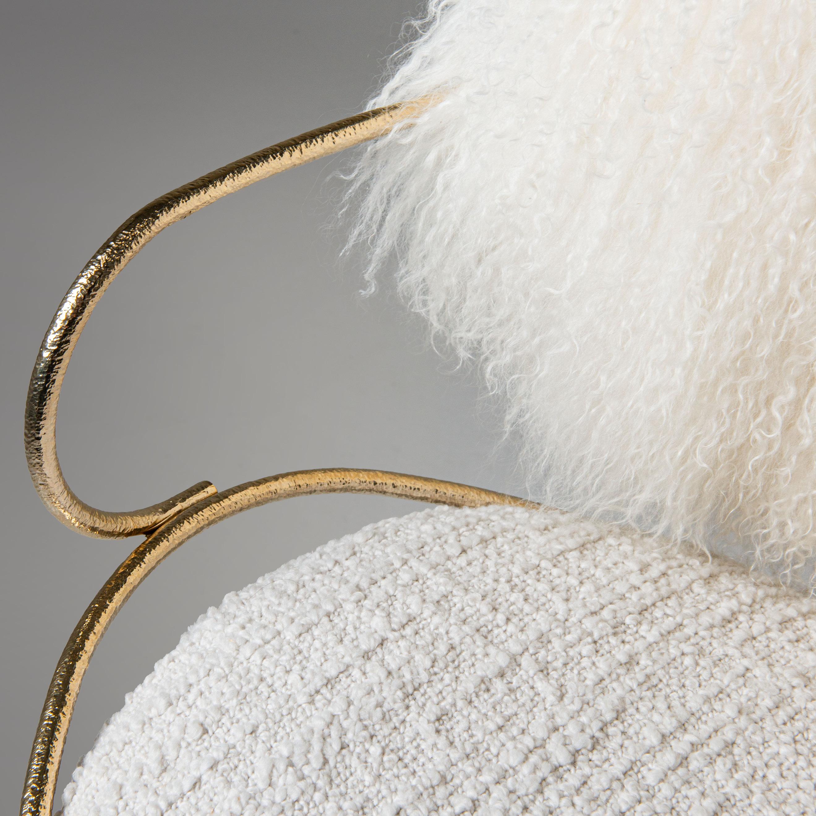 Le fauteuil Twig incarne l'essence du raffinement avec une fine armature en tige de métal moulé qui enveloppe l'assise et soutient élégamment le dossier. Le métal, soumis à un processus de dépolissage raffiné réalisé par des maîtres artisans,