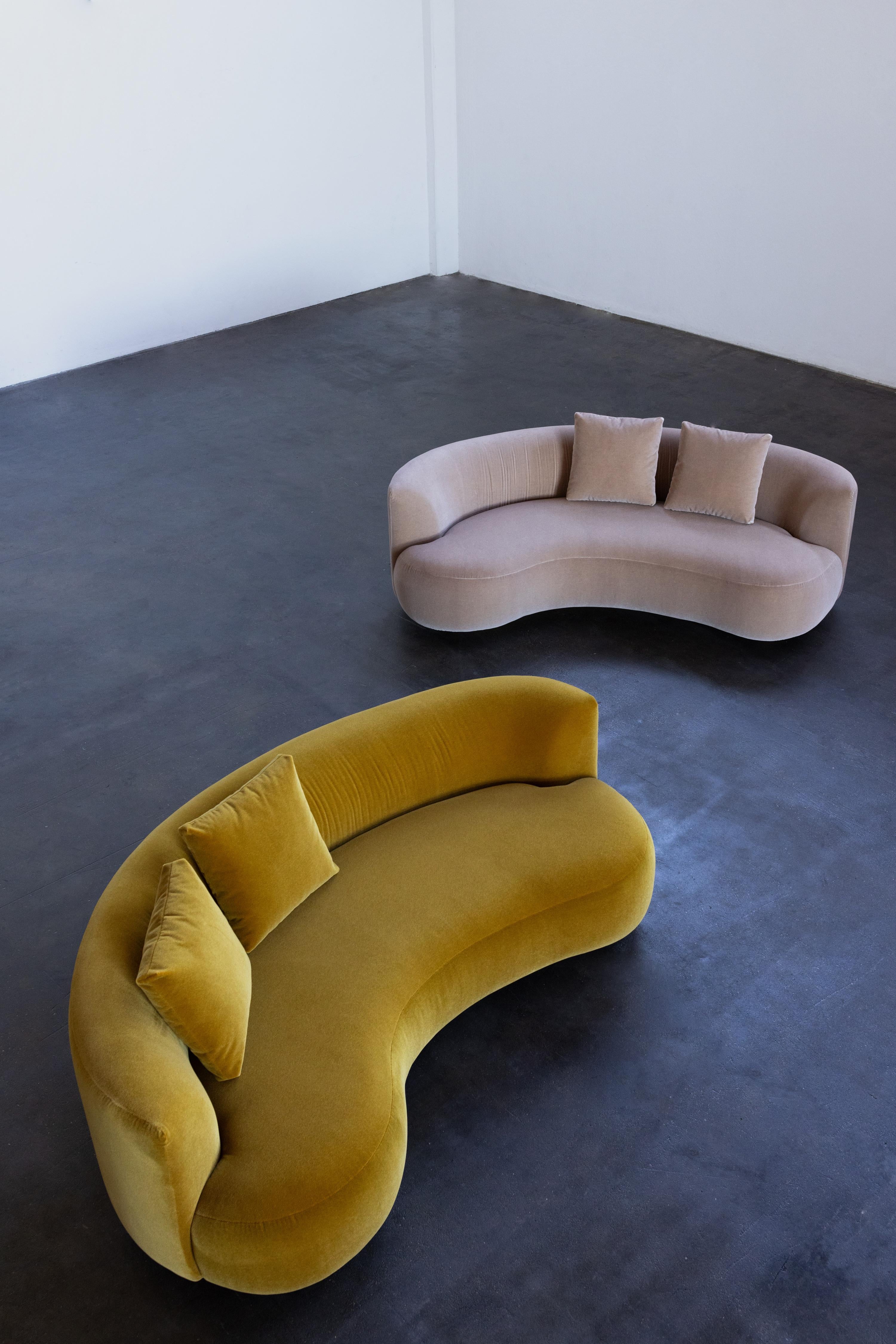 Portugais Canapé contemporain Twins Curved Sofa, Dedar Mustard Mohair, Handmade by Greenapple en vente