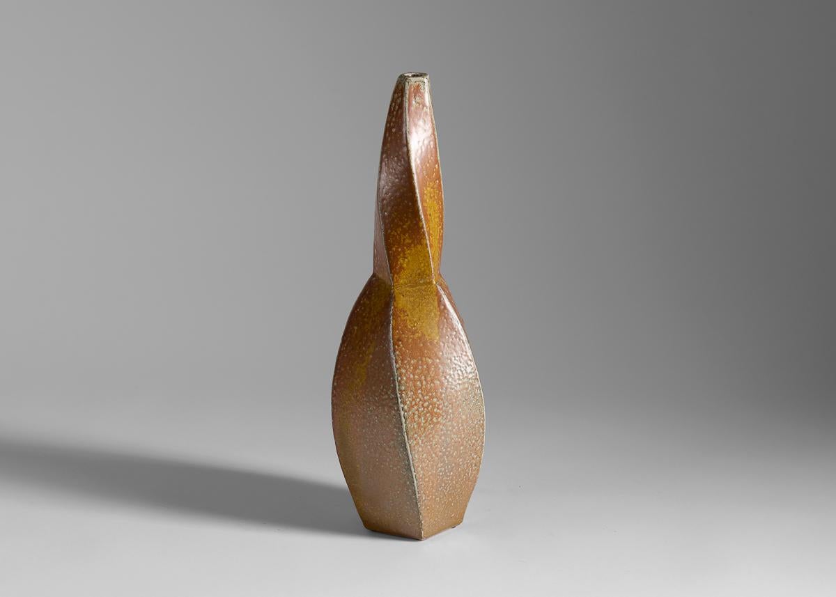 Signiert und datiert: Birck 07.

Diese üppig gedrehten und facettierten Vasen des zeitgenössischen dänischen Keramikers Aage Birck besitzen eine für das Medium einzigartige Festigkeit und Textur. 