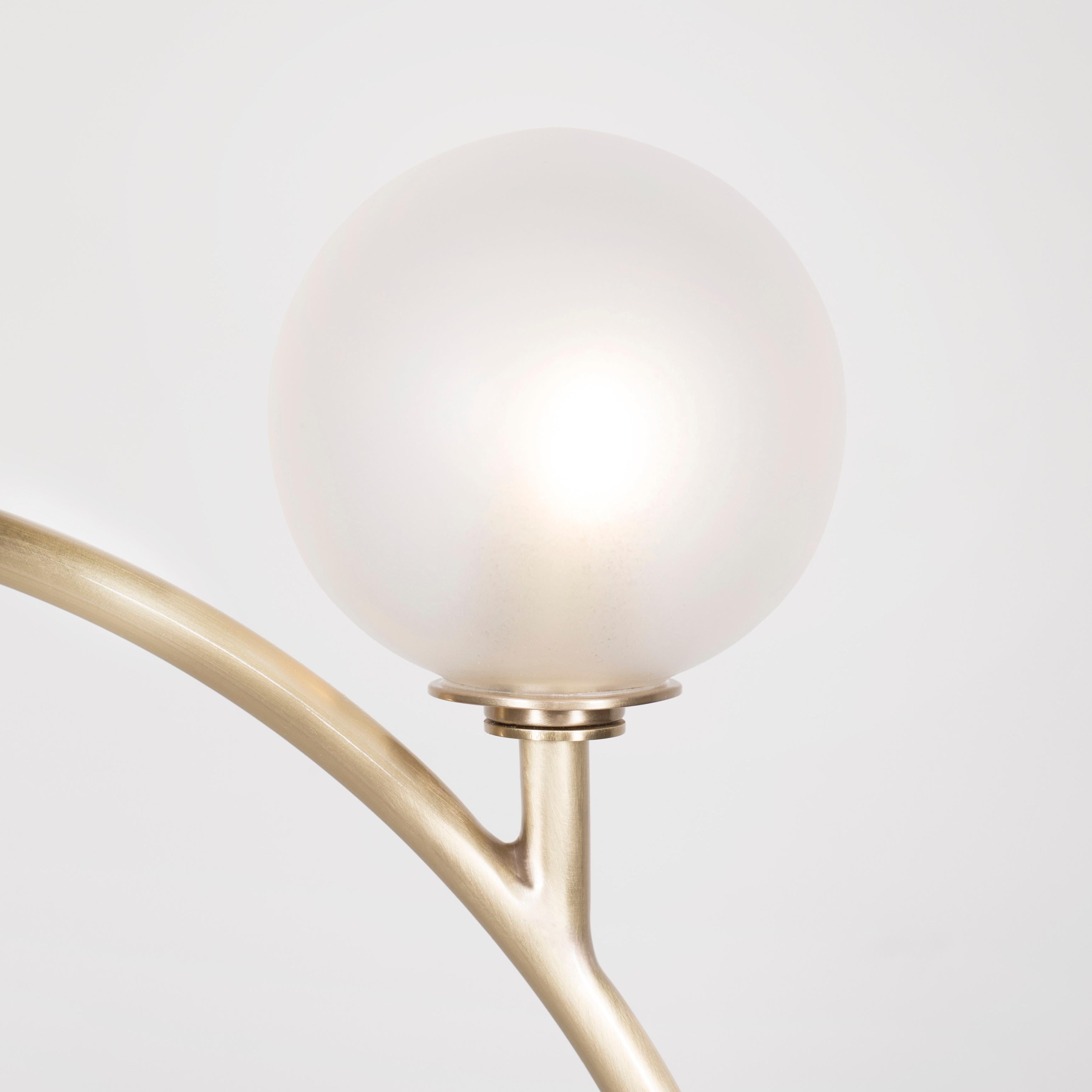 Lampe de table contemporaine à deux branches, en laiton marbré, faite à la main par Greenapple en vente 2
