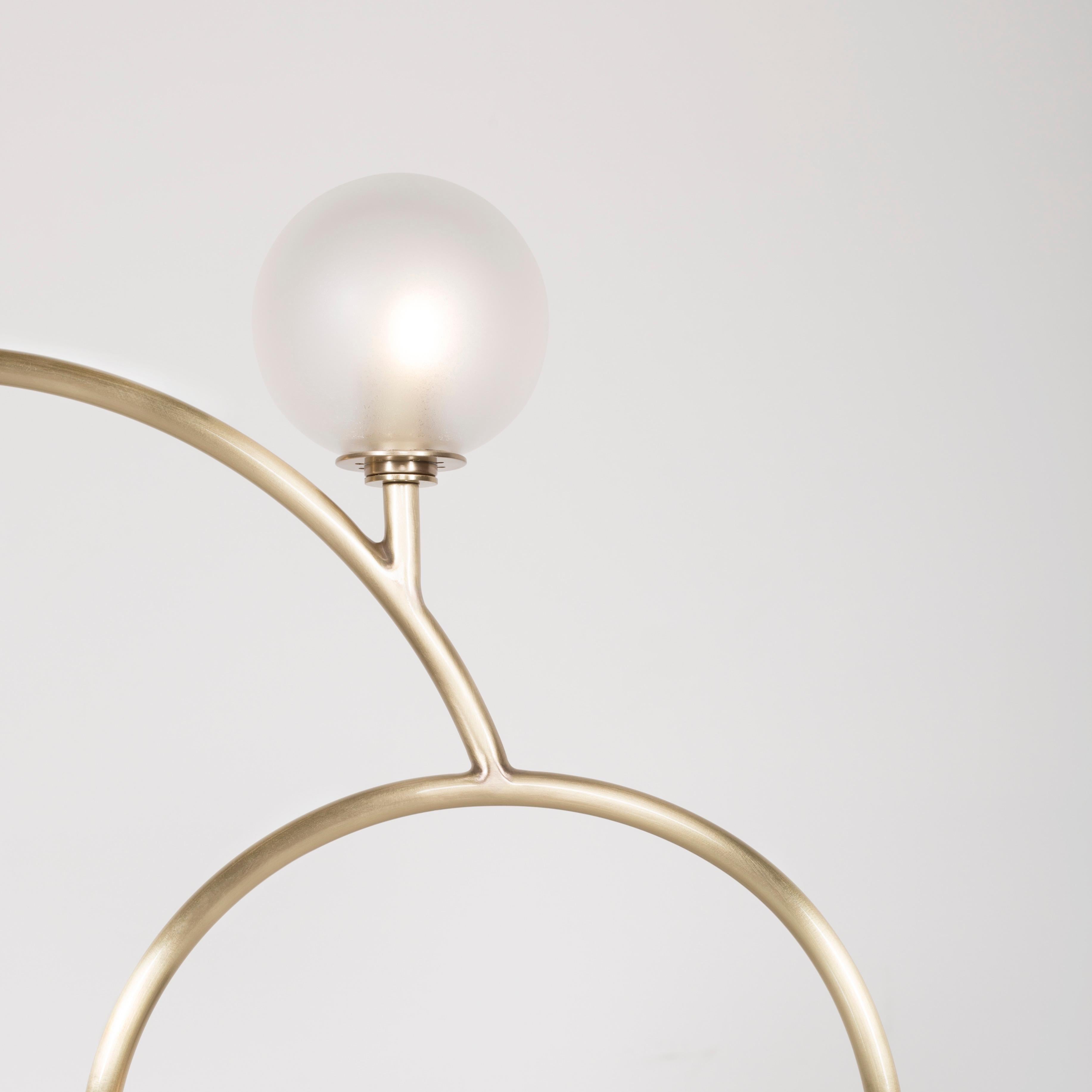 Lampe de table contemporaine à deux branches, en laiton marbré, faite à la main par Greenapple en vente 3