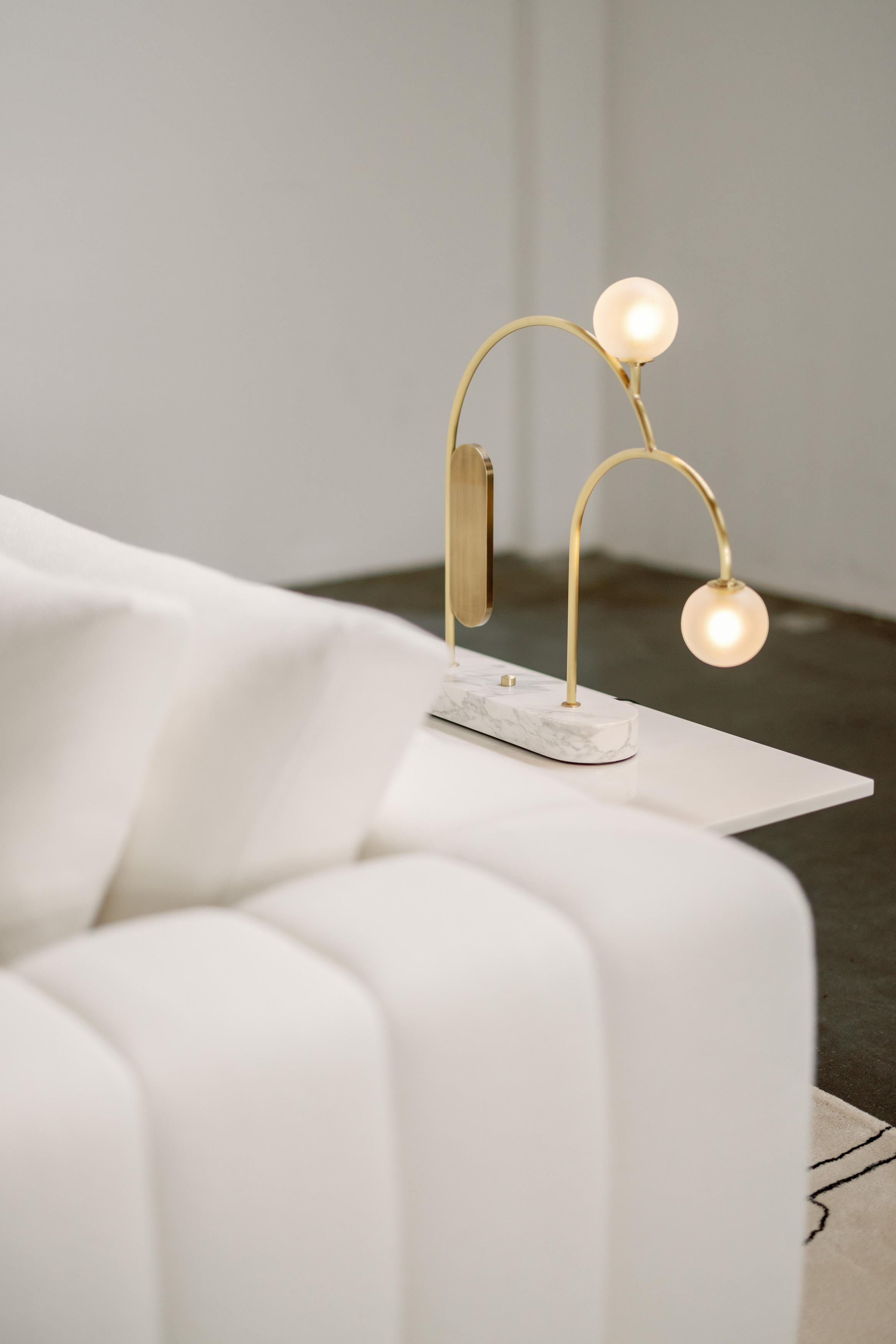 Lampe à poser contemporaine à deux branches, Collection Contemporary, Fabriquée à la main au Portugal - Europe par Greenapple.

La lampe à poser portable Two redéfinit les concepts de fonctionnalité et de style dans la décoration intérieure