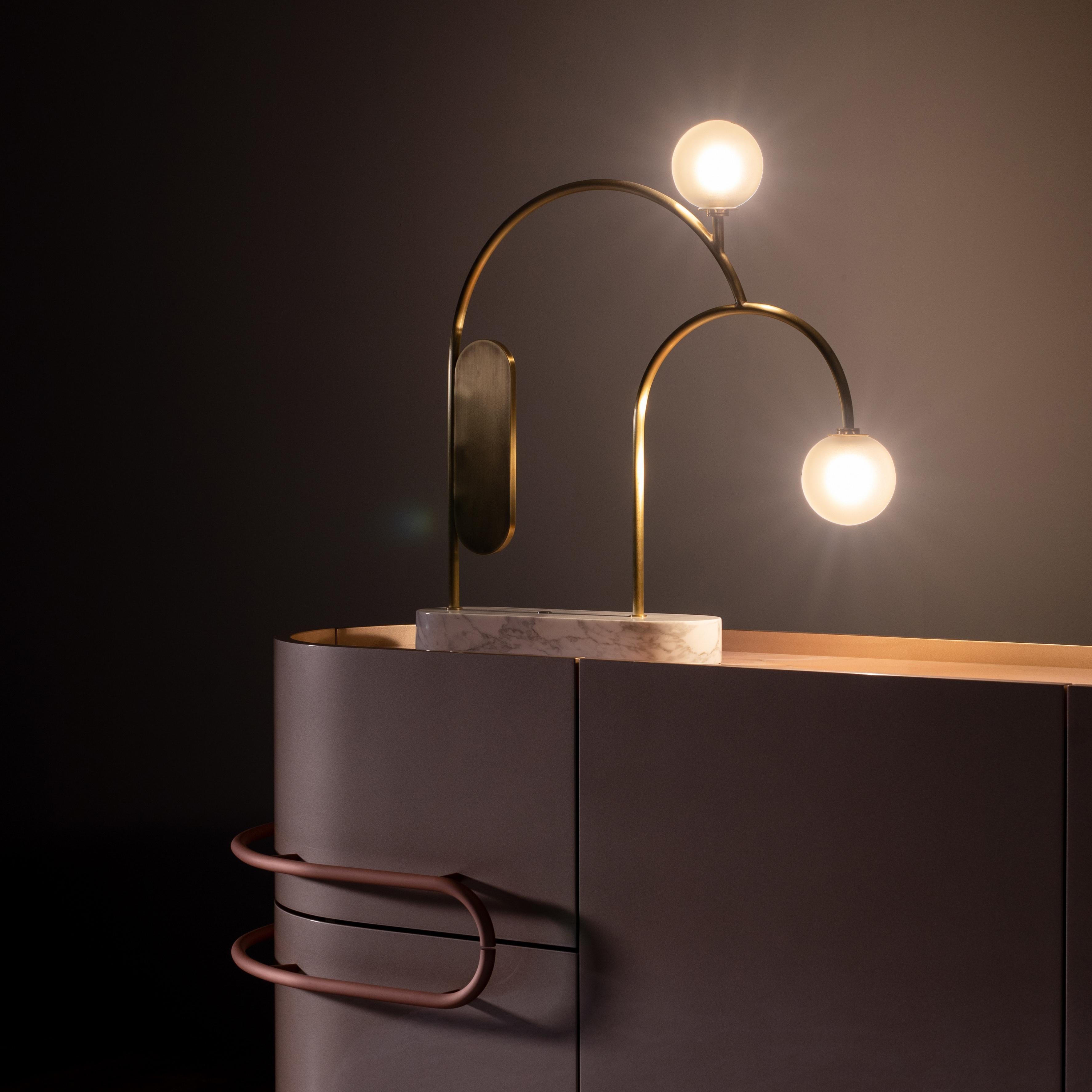 Brossé Lampe de table contemporaine à deux branches, en laiton marbré, faite à la main par Greenapple en vente