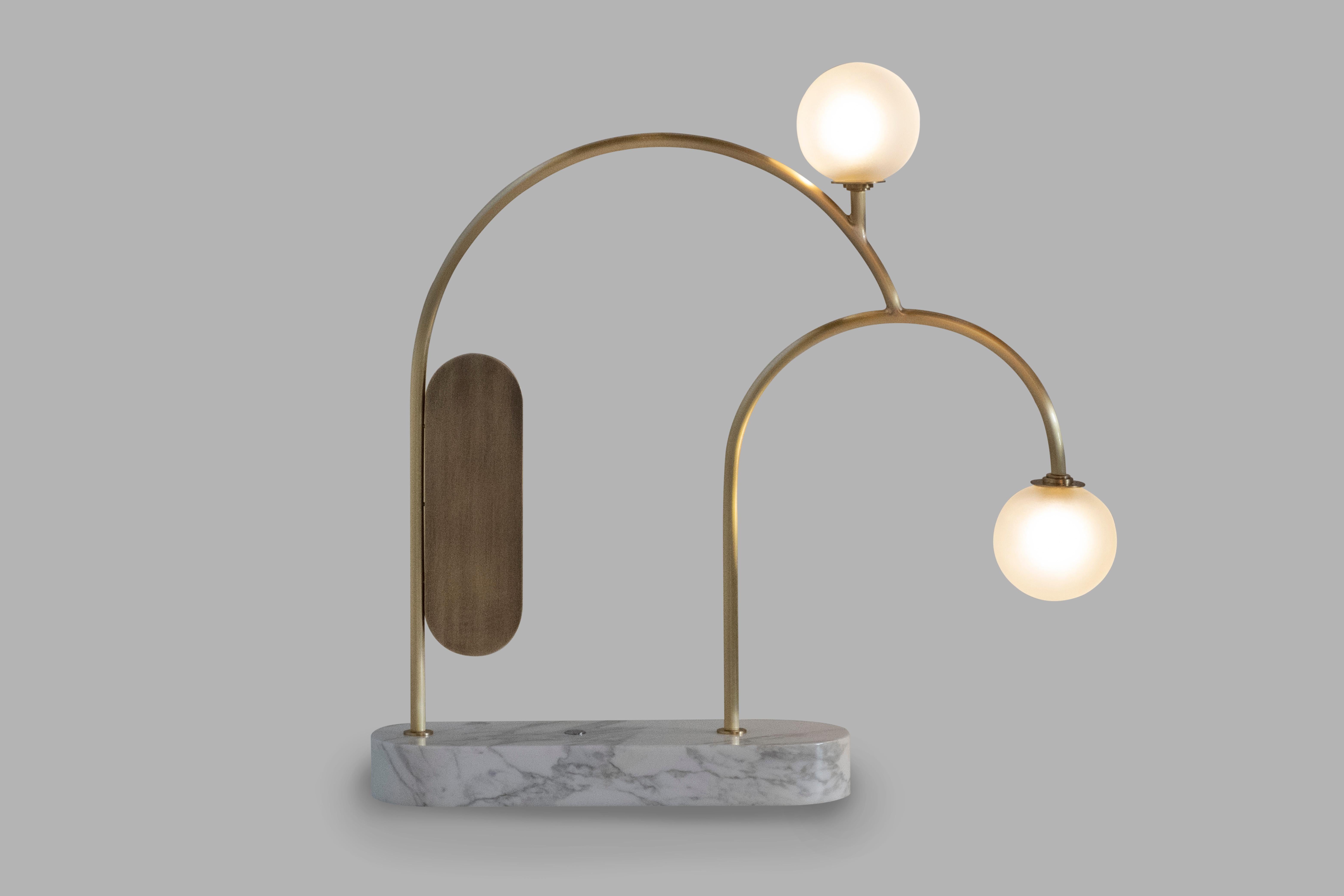 Lampe de table contemporaine à deux branches, en laiton marbré, faite à la main par Greenapple Neuf - En vente à Lisboa, PT