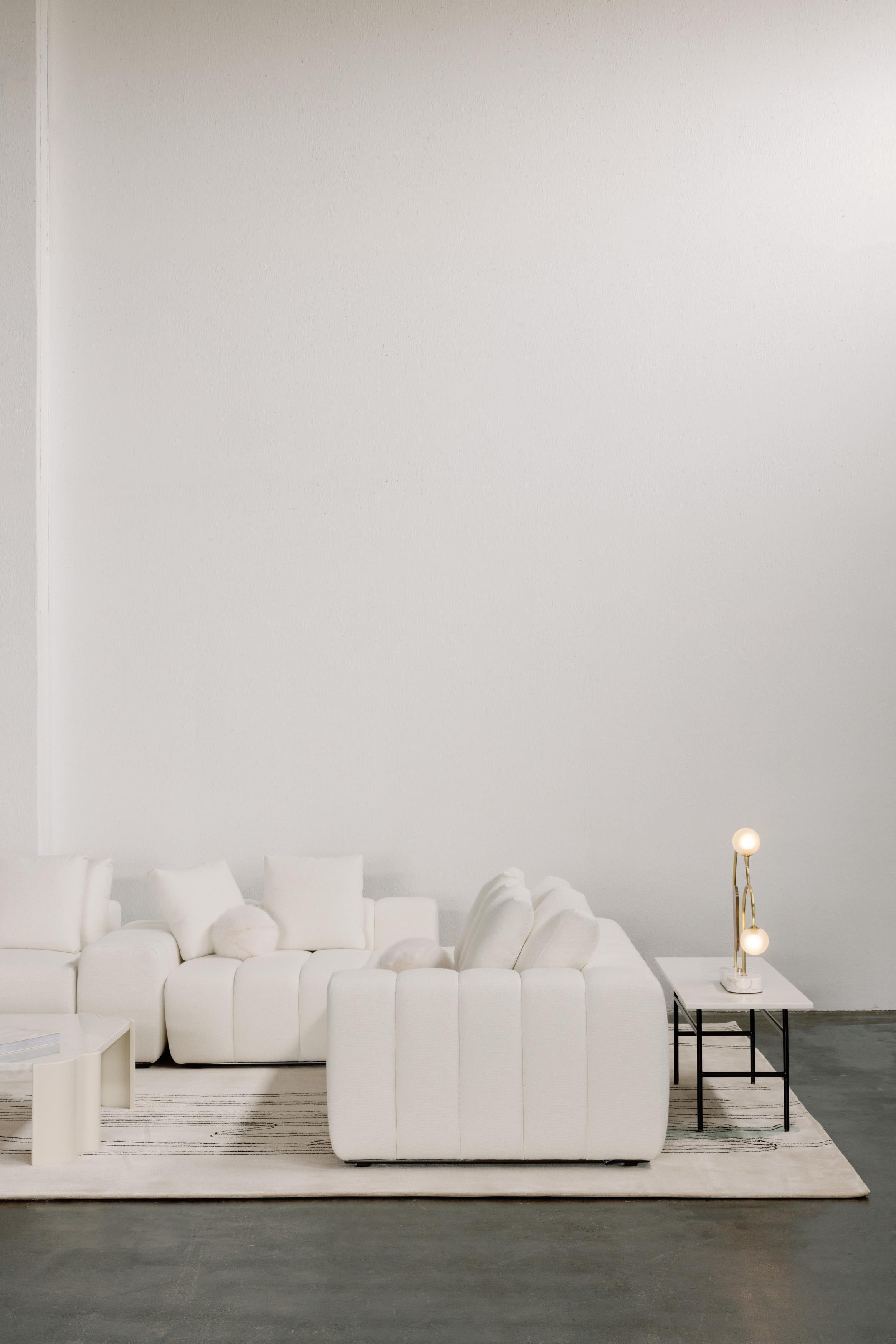 Laiton Lampe de table contemporaine à deux branches, en laiton marbré, faite à la main par Greenapple en vente