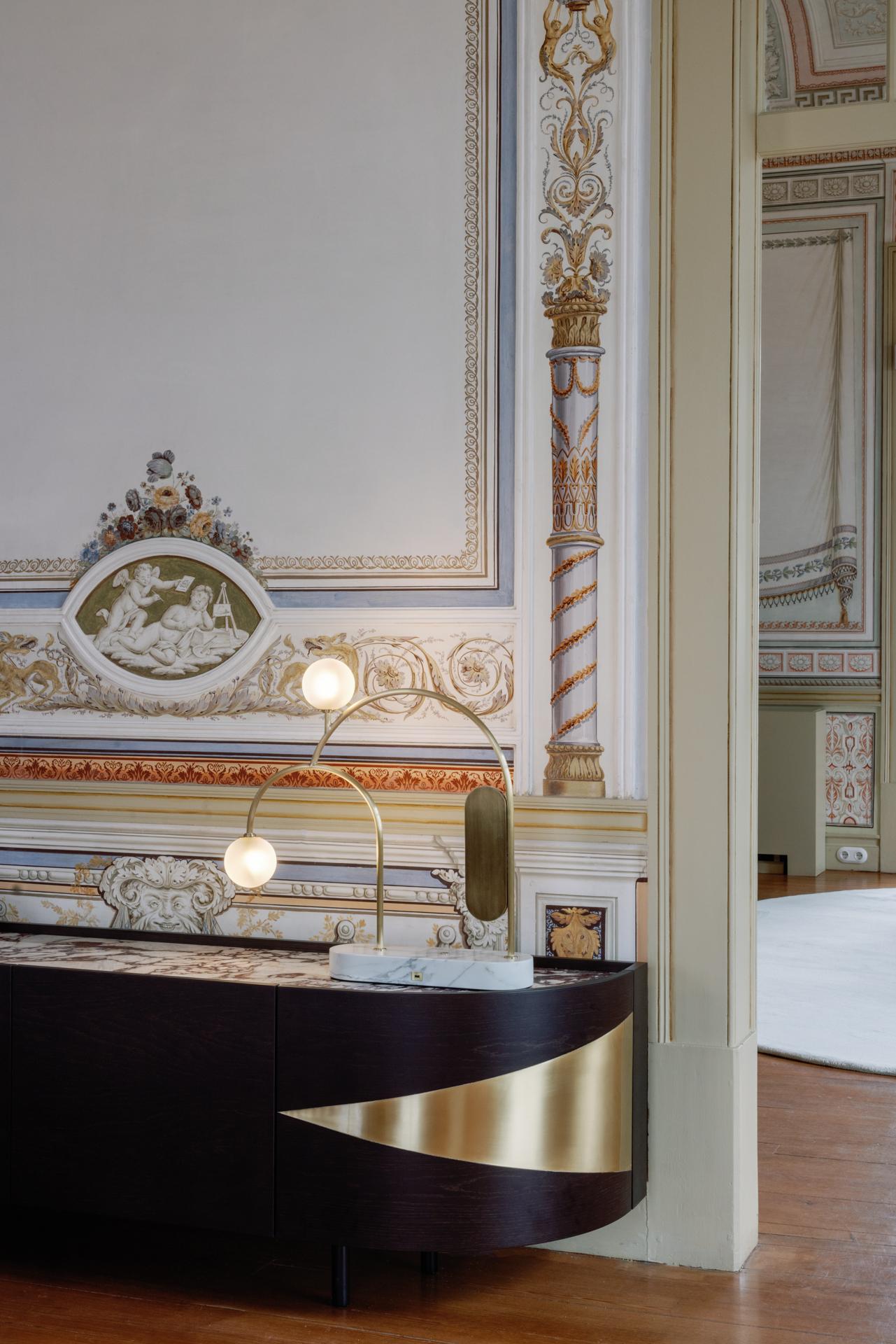Lampe de table contemporaine à deux branches, en laiton marbré, faite à la main par Greenapple en vente 1