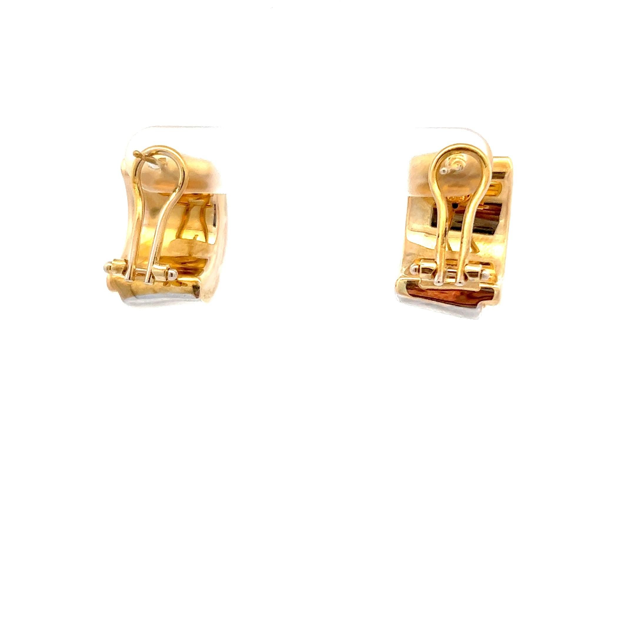 Pendientes Contemporáneos de Oro en Dos Tonos Media Luna con Reverso Omega en venta 7