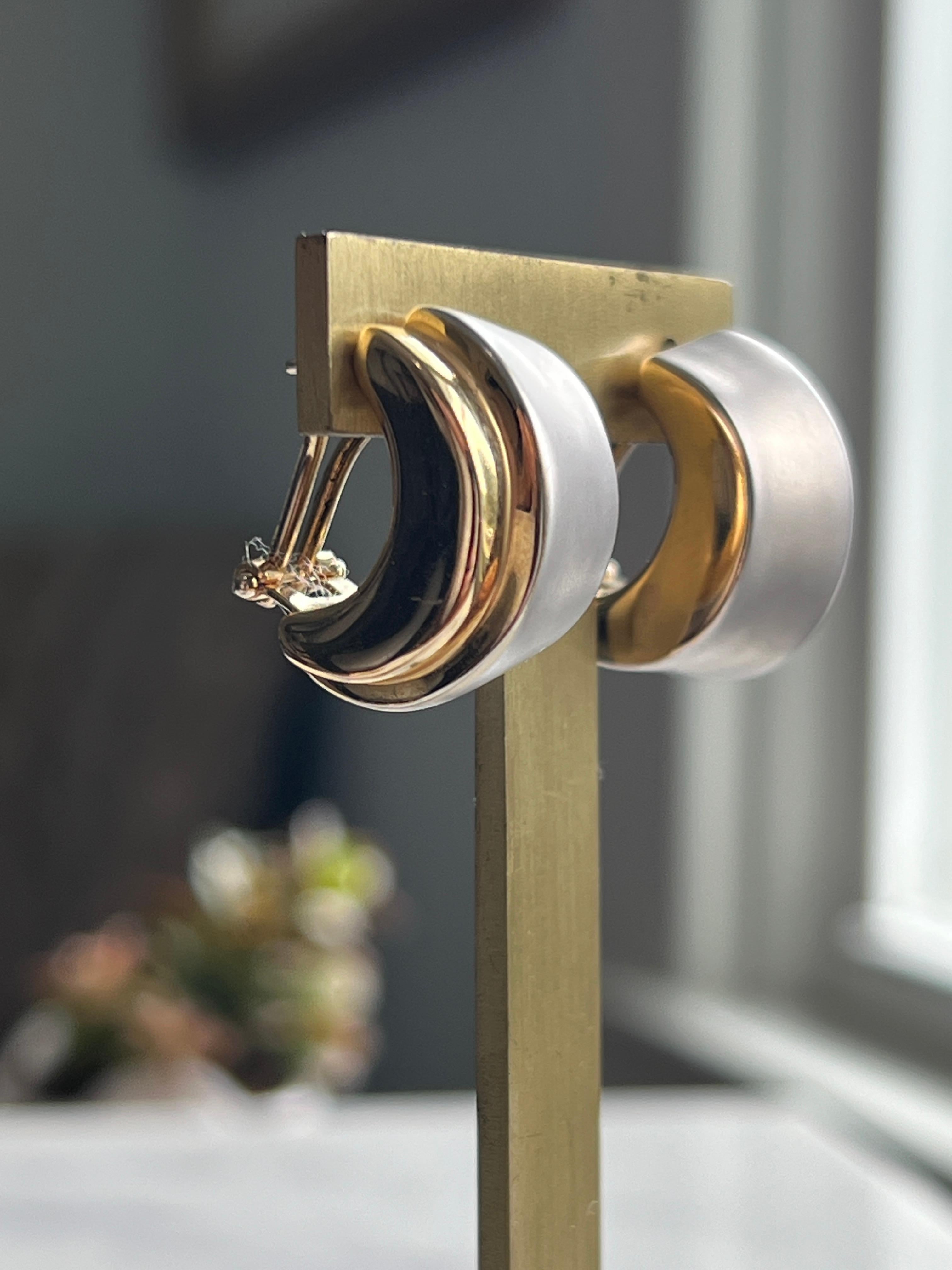Pendientes Contemporáneos de Oro en Dos Tonos Media Luna con Reverso Omega en Bueno estado para la venta en Towson, MD