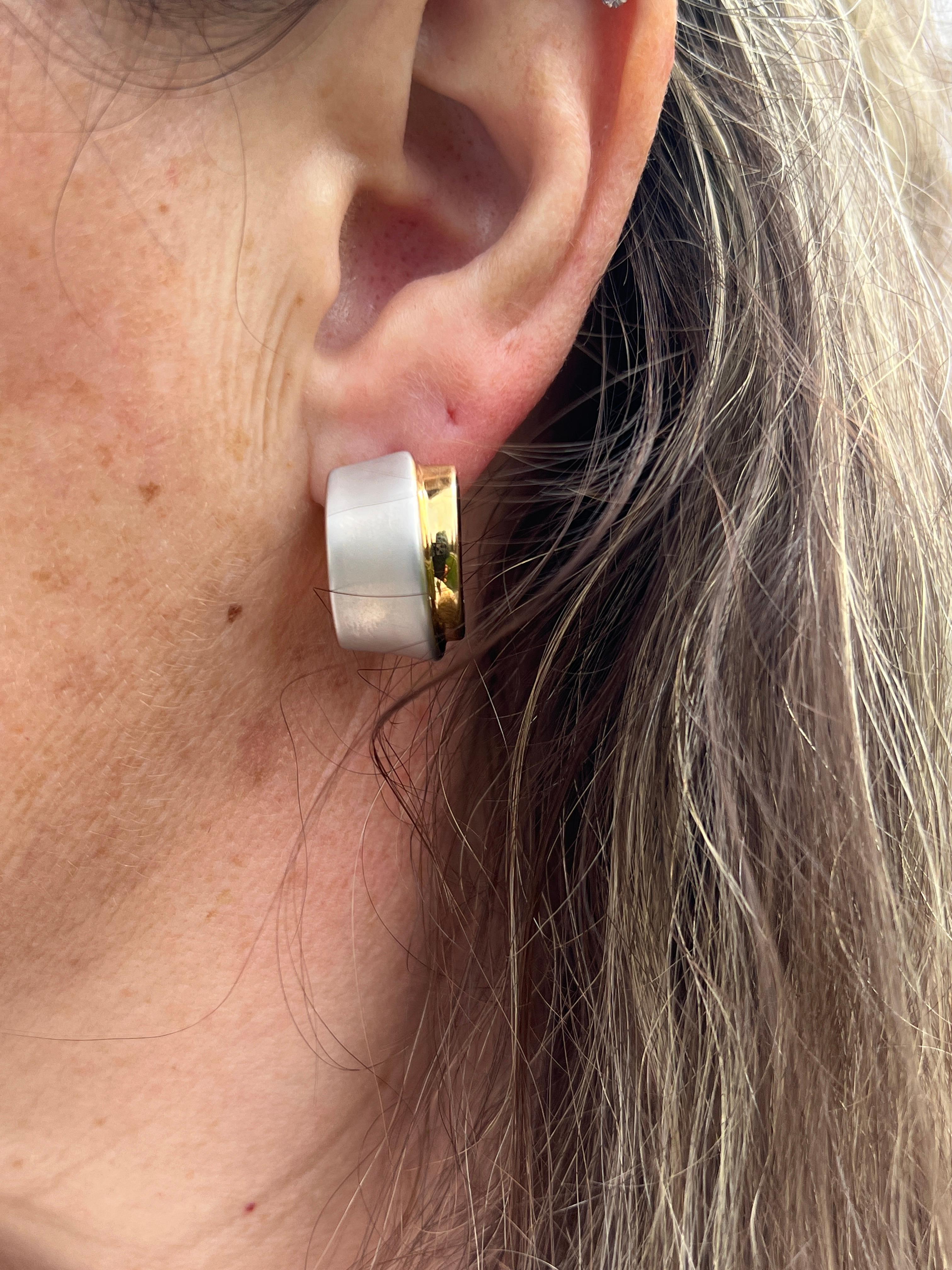 Femenino o masculino Pendientes Contemporáneos de Oro en Dos Tonos Media Luna con Reverso Omega en venta