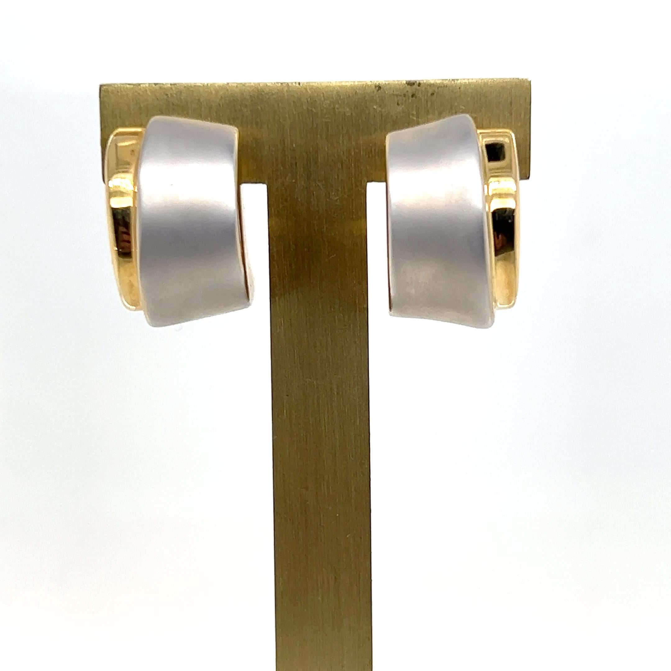 Pendientes Contemporáneos de Oro en Dos Tonos Media Luna con Reverso Omega en venta 1