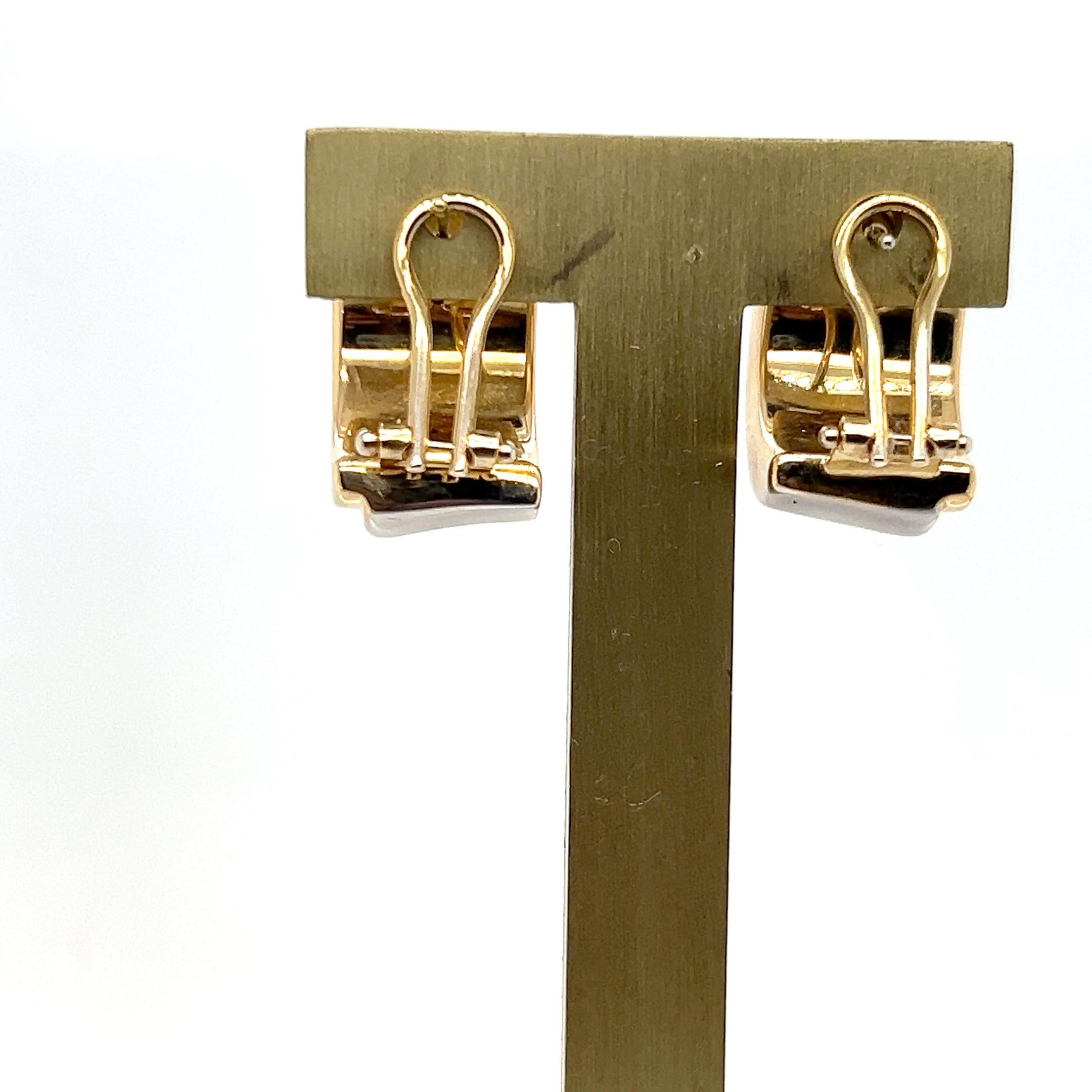 Pendientes Contemporáneos de Oro en Dos Tonos Media Luna con Reverso Omega en venta 2