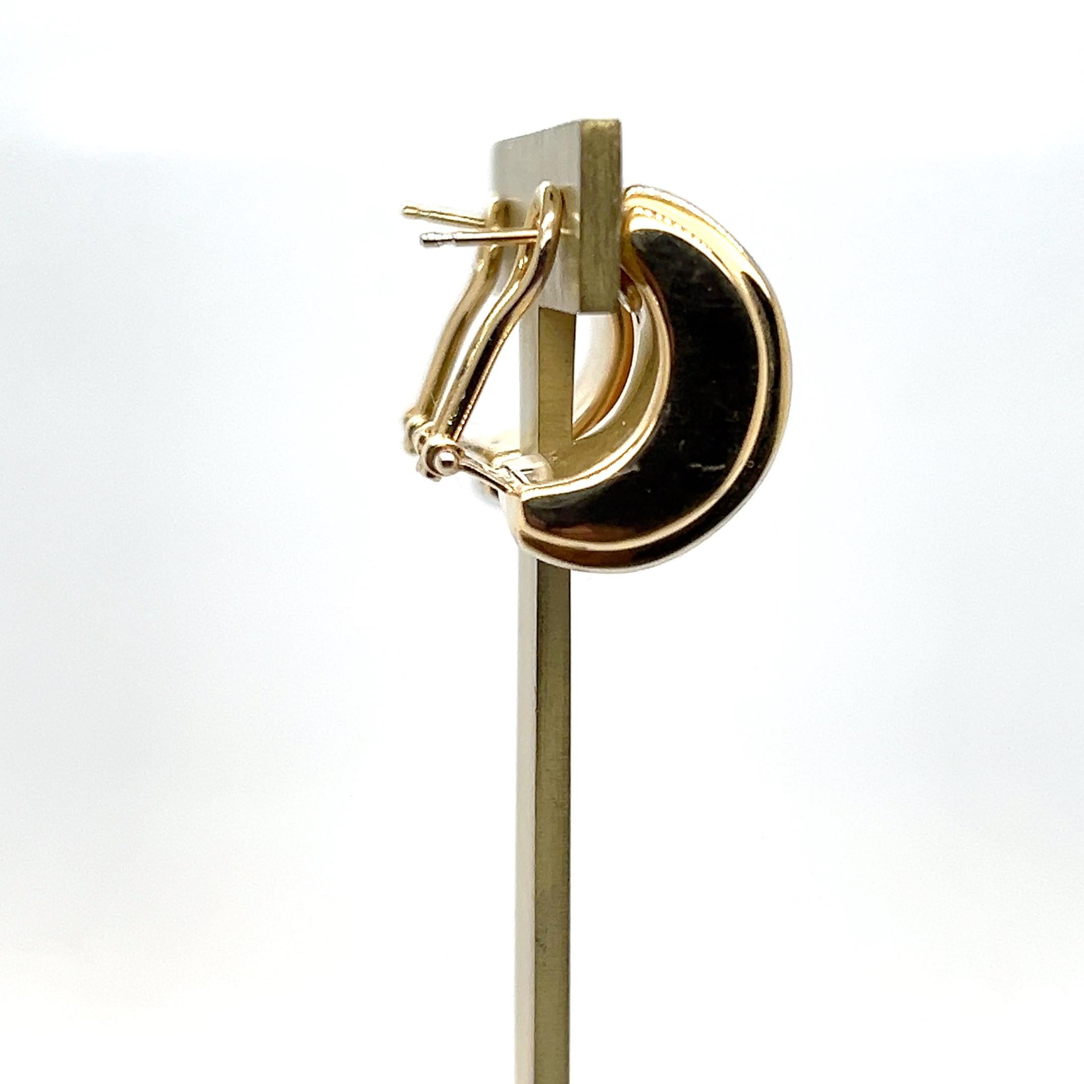 Pendientes Contemporáneos de Oro en Dos Tonos Media Luna con Reverso Omega en venta 4