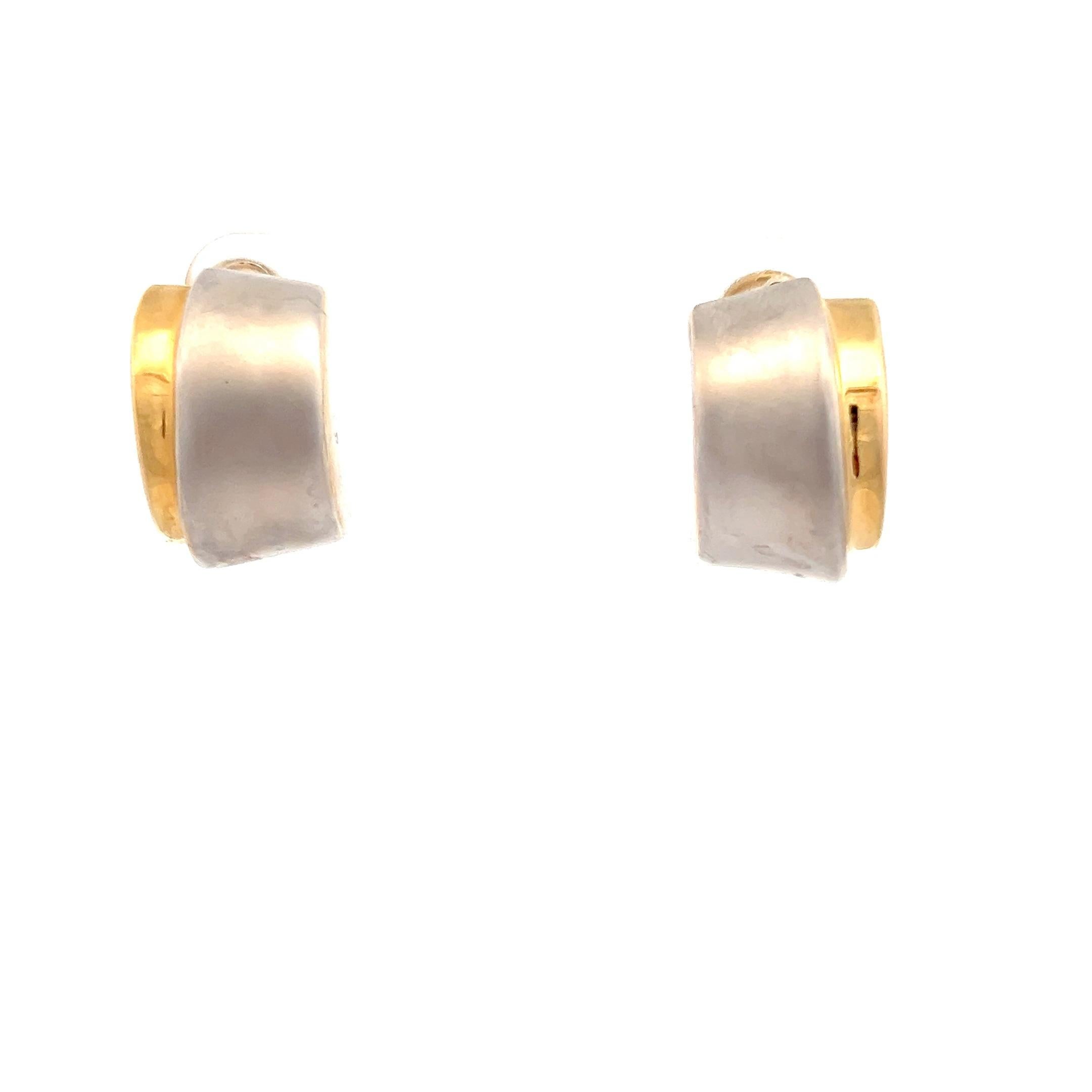 Pendientes Contemporáneos de Oro en Dos Tonos Media Luna con Reverso Omega en venta 5