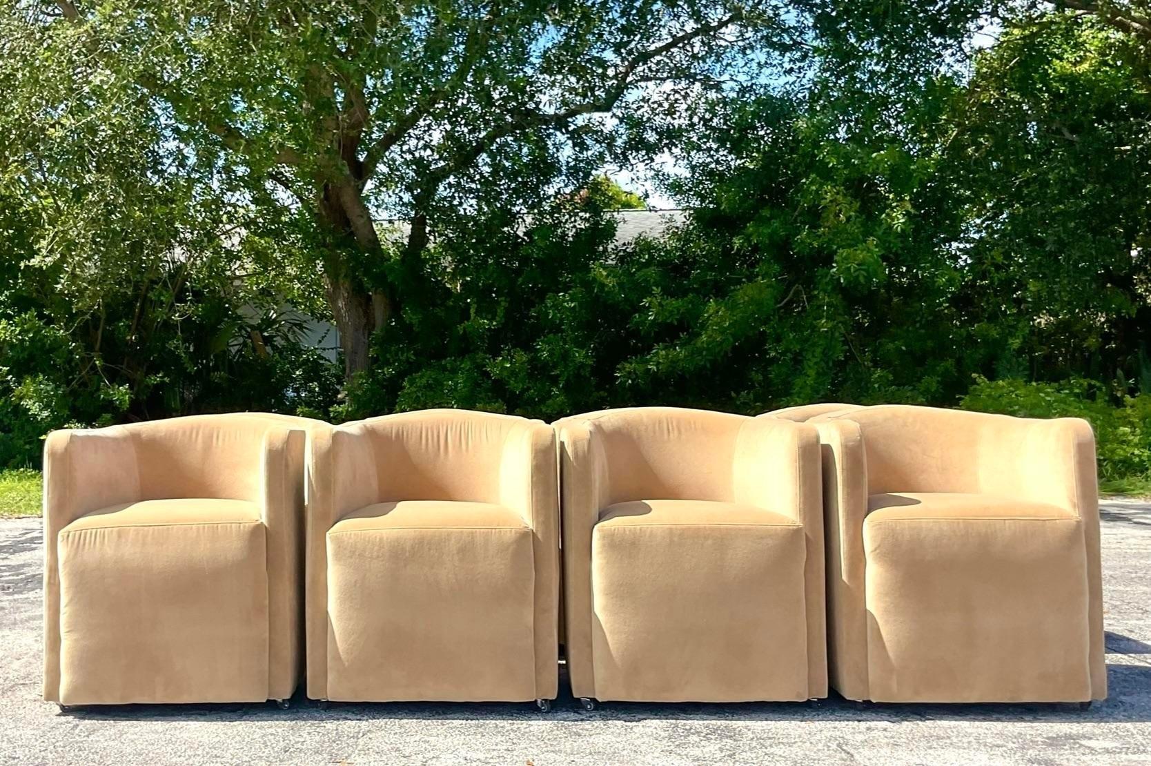Verbessern Sie Ihr Essenserlebnis mit einem Hauch von moderner amerikanischer Eleganz! Dieses Set aus acht modernen Ultra-Wildleder-Esszimmerstühlen auf Rollen kombiniert Komfort und Vielseitigkeit mit schlichter Raffinesse. Diese Stühle eignen sich