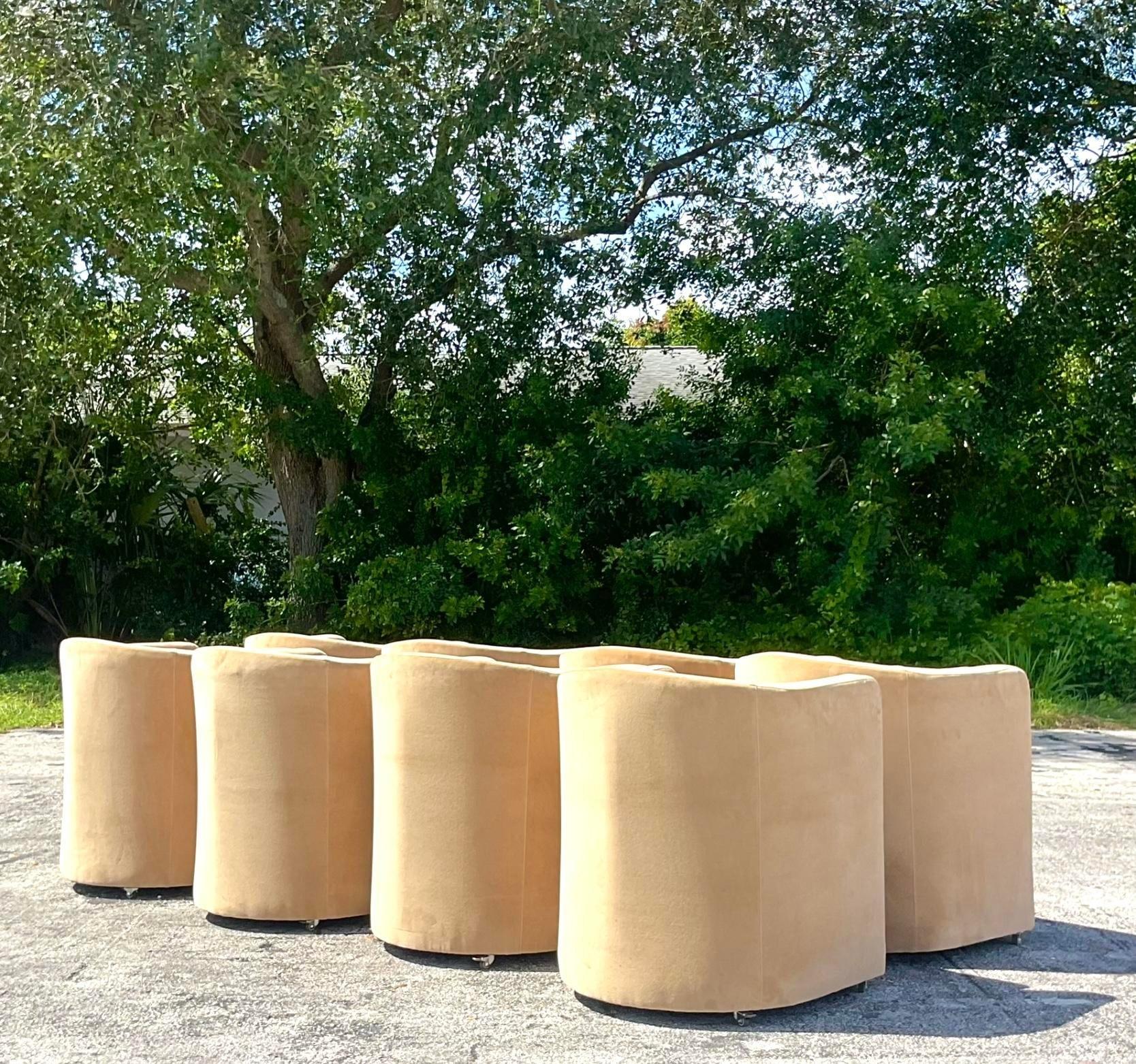 Chaises de salle à manger contemporaines en daim sur roulettes - Lot de 8 Bon état - En vente à west palm beach, FL