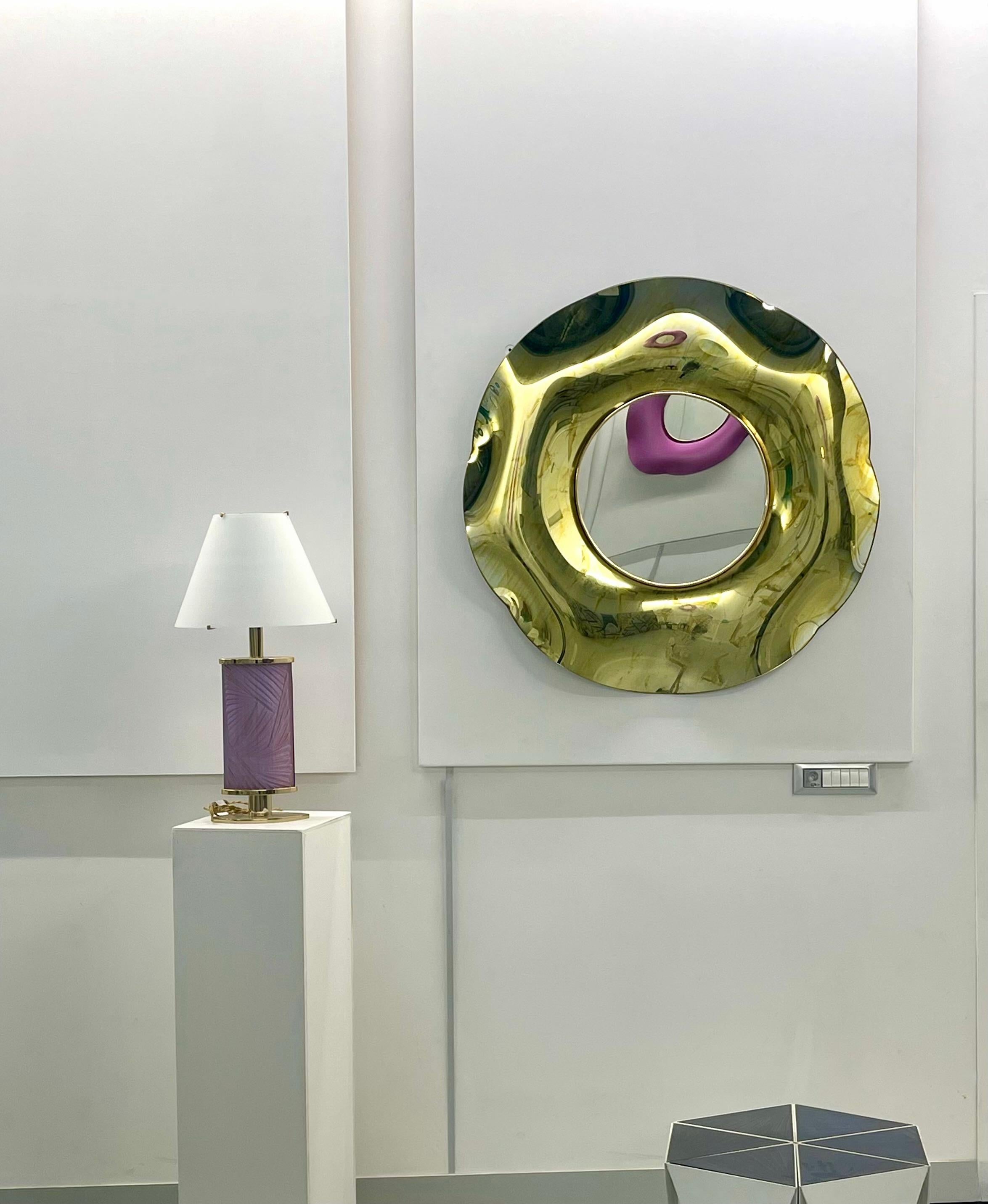 Contemporary 'Undulate' Handgefertigter Kristallspiegel in Gold Dia. 40'' von Ghiró Studio (Glas) im Angebot