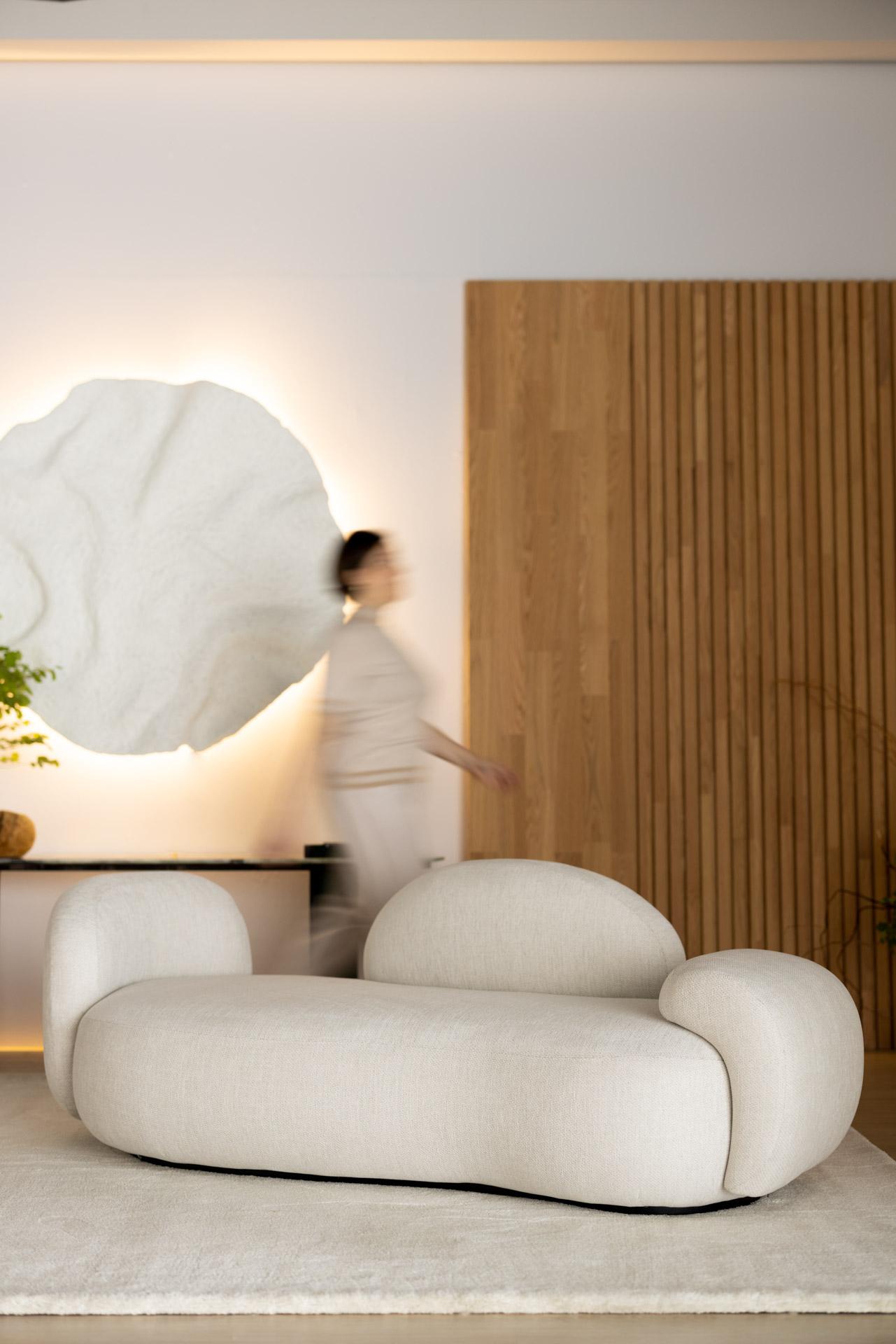 XXIe siècle et contemporain Canapé incurvé contemporain non fini, velours perlé, fait main par Greenapple en vente