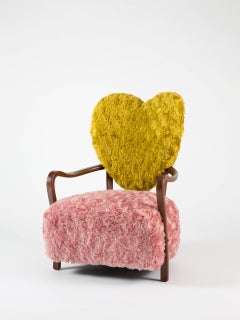 Poltrona Uni contemporanea con schienale a forma di cuore e mohair rosa e giallo
