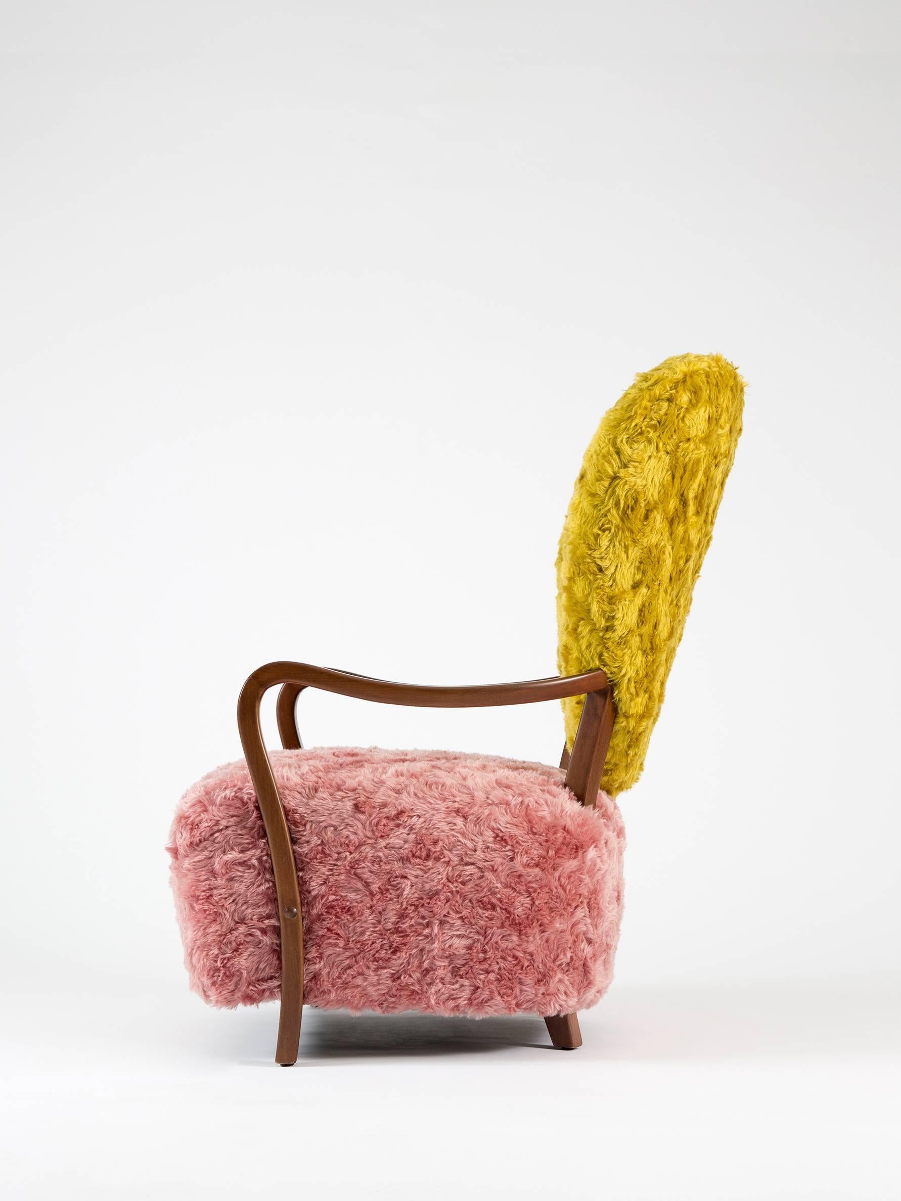 Zeitgenössischer Uni-Sessel mit herzförmiger Rückenlehne und rosa und gelbem Mohair (Arts and Crafts) im Angebot