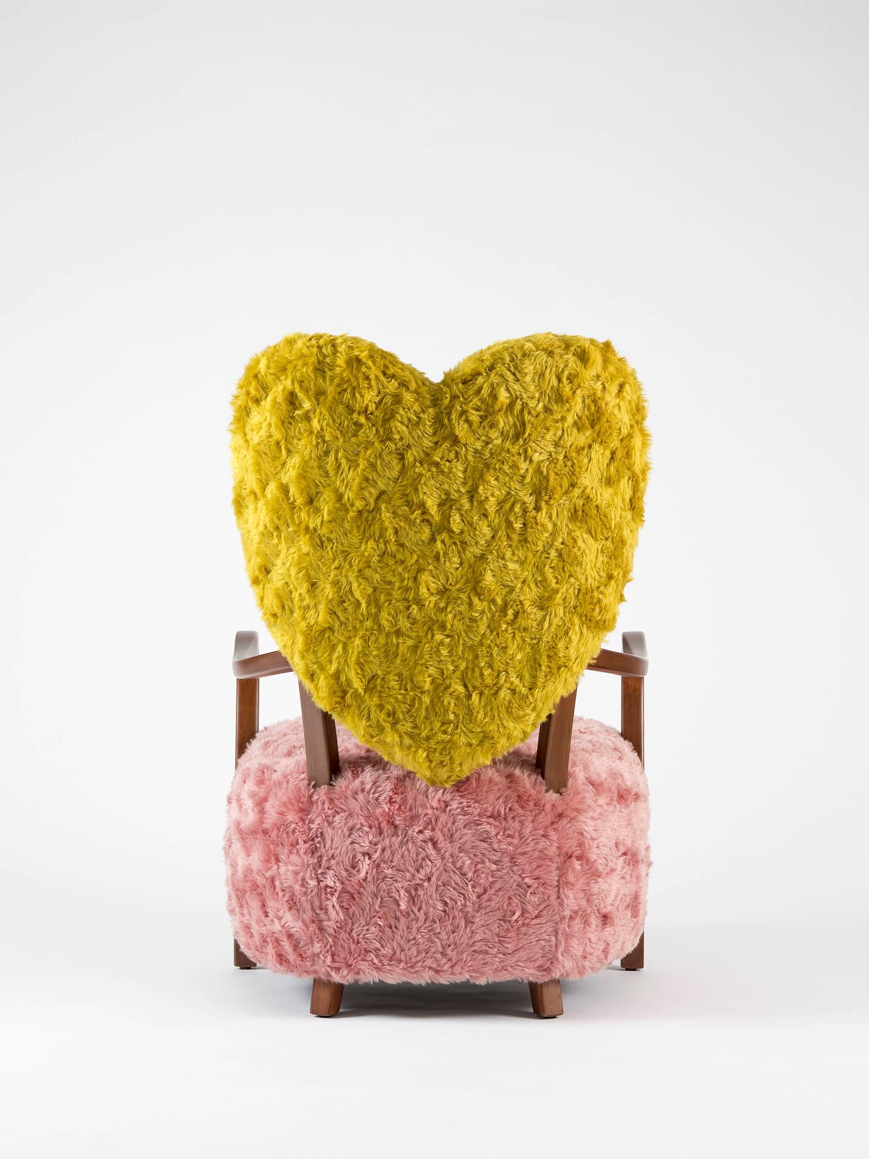 Turc Fauteuil contemporain unisexe avec dossier en forme de cœur et mohair rose et jaune en vente