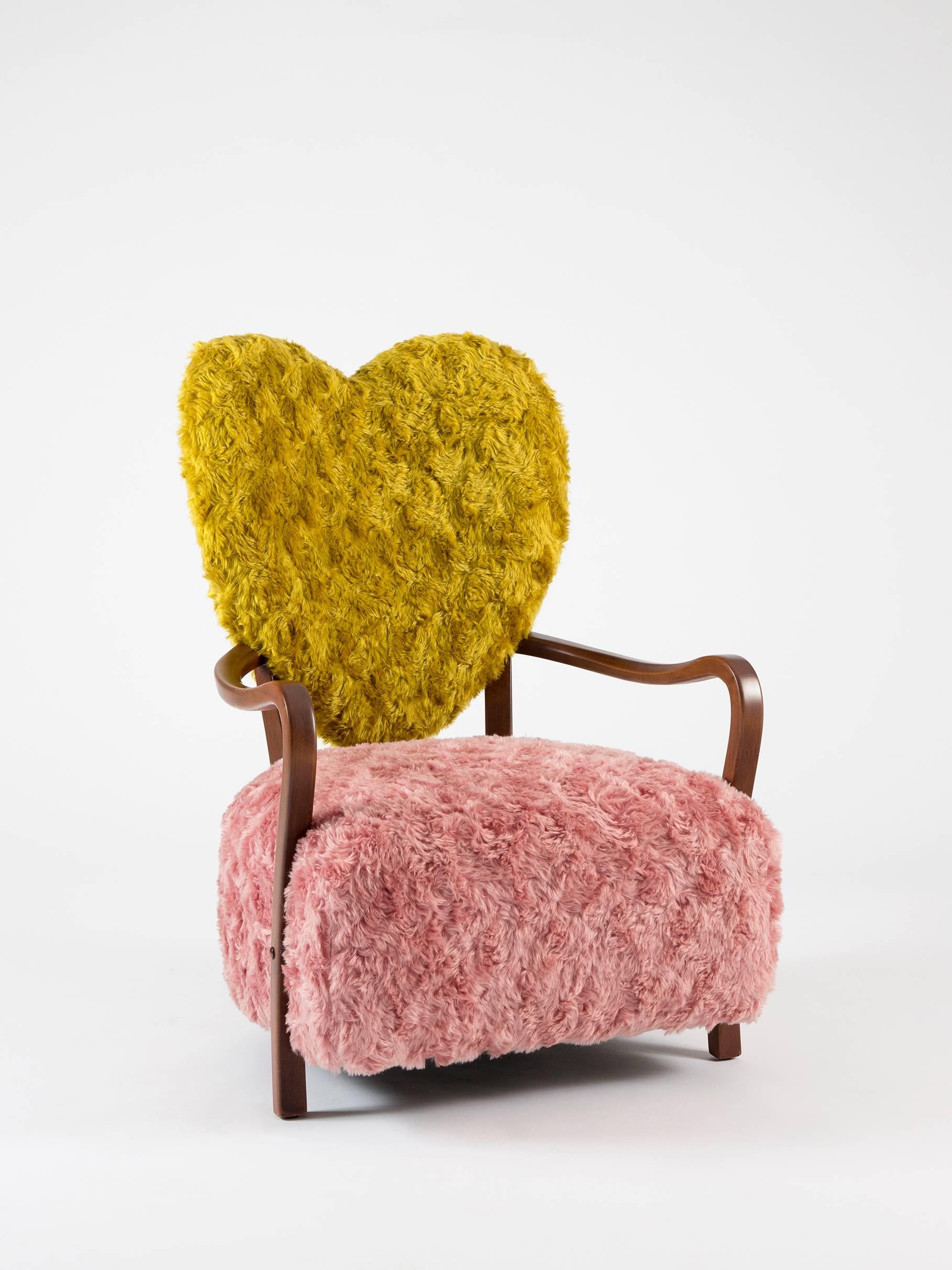 Fait main Fauteuil contemporain unisexe avec dossier en forme de cœur et mohair rose et jaune en vente