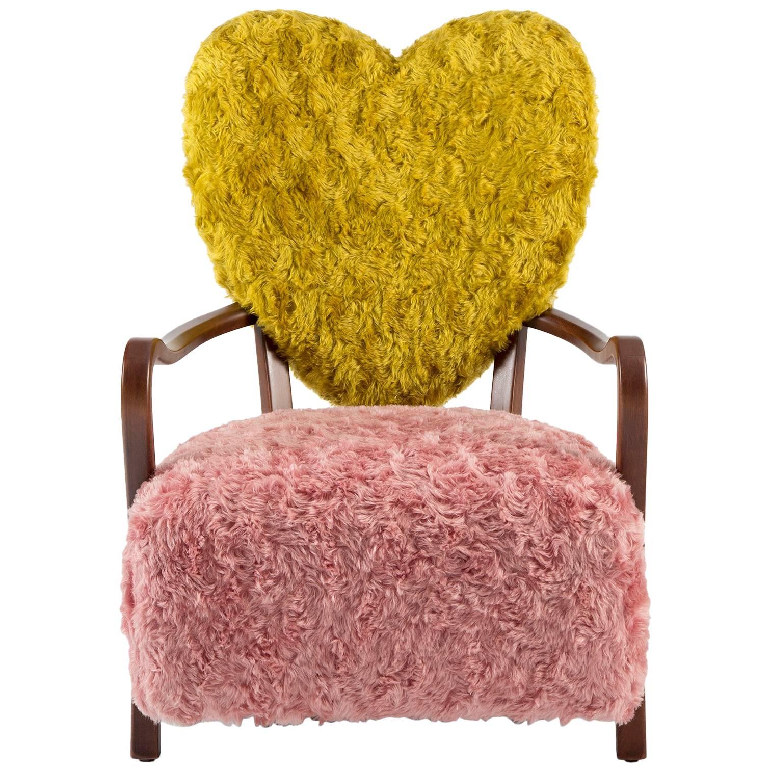 Zeitgenössischer Uni-Sessel mit herzförmiger Rückenlehne und rosa und gelbem Mohair im Angebot