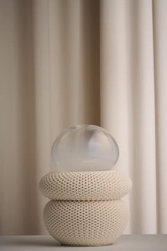 Lampe de table contemporaine en porcelaine UNI - Bone Ash - avec verre soufflé à la main par MIOS