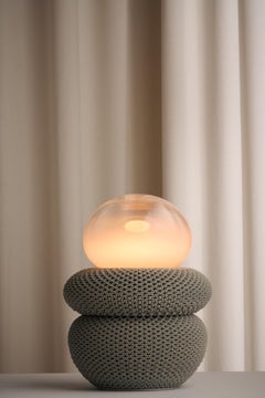 Lampe de table contemporaine en porcelaine UNI - Frêne foncé - avec verre soufflé à la main par MIOS