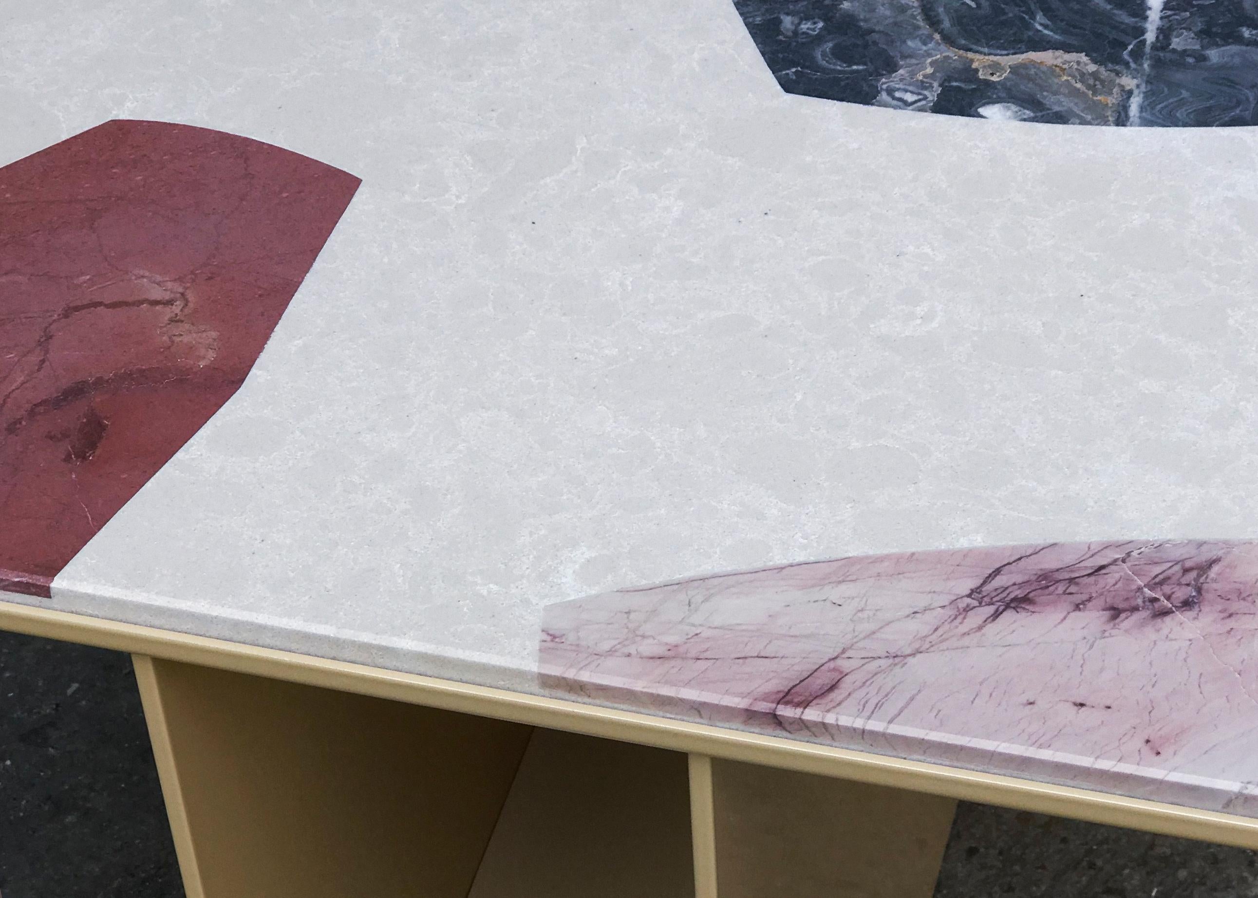 Moderne Table d'appoint contemporaine en aluminium de forme unique avec incrustation de marbre jaune sable et découpe en vente