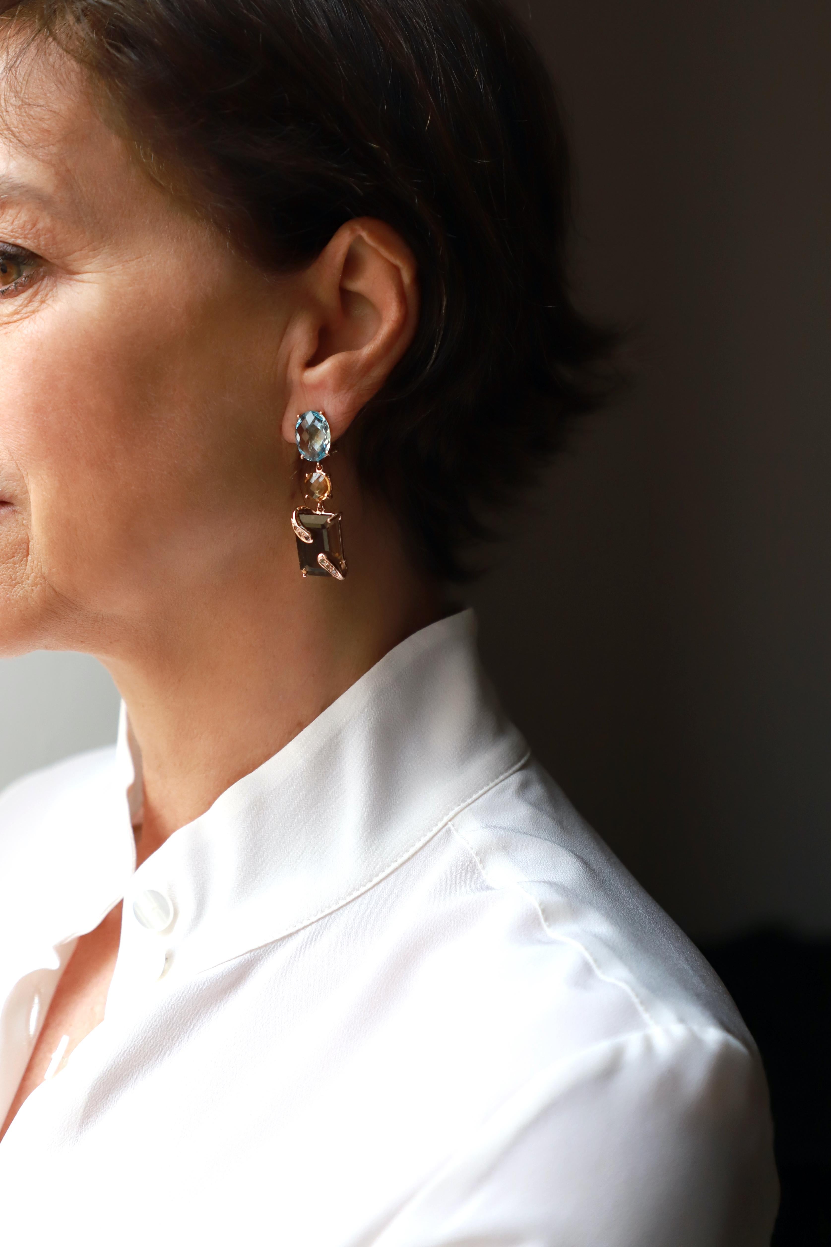Pendientes Colgantes de Oro Rosa de 18 Kilates Corte Cuadrado Citrino 0,30 Quilates Diamantes Marrones Topacio
Un par de pendientes colgantes únicos, hechos a mano con hermosos diamantes marrones de 0,30 quilates, topacio azul y cuarzo citrino