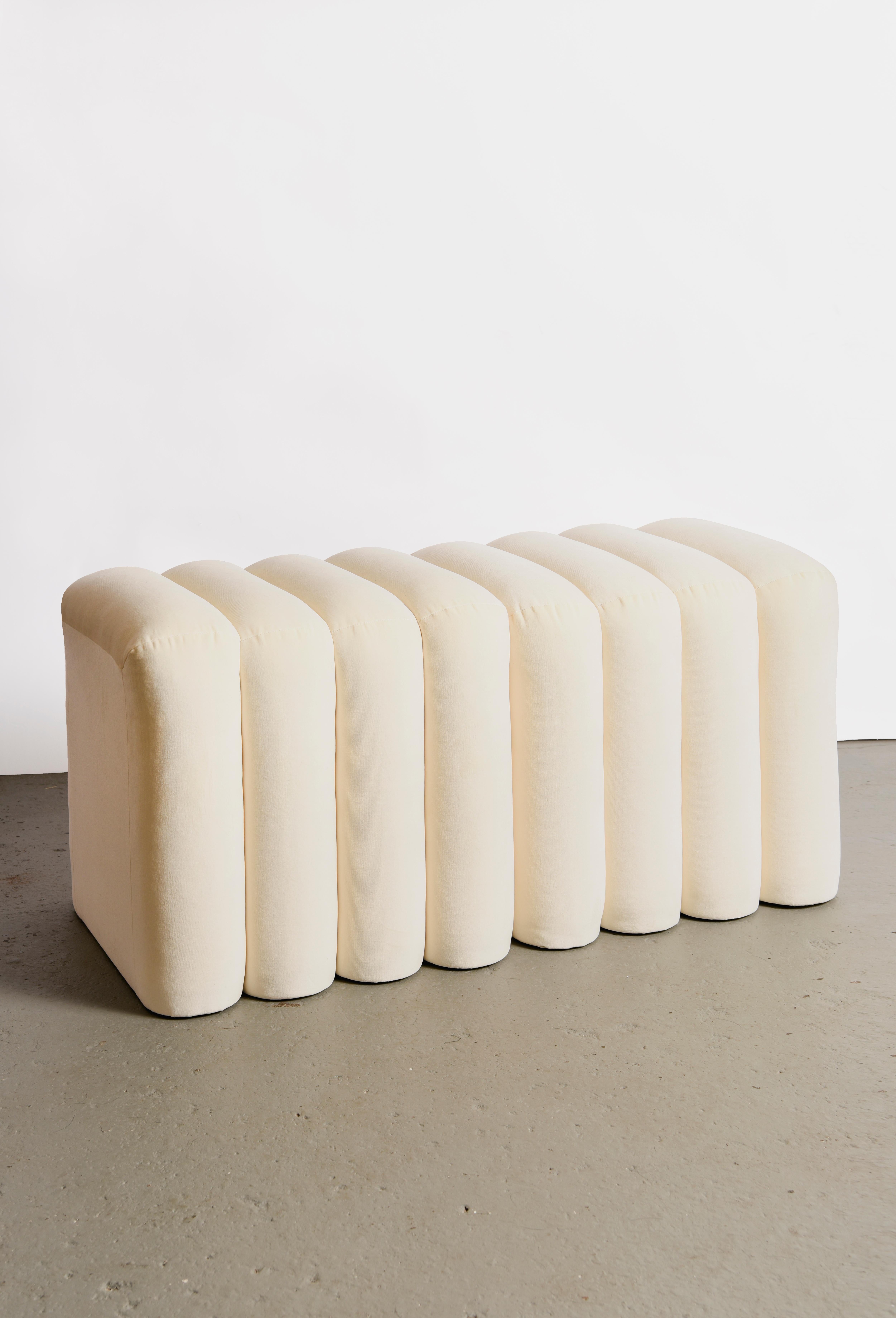 Ce tabouret rectangulaire arrondi est fabriqué à Long Island City par un duo père-fils. Il est tapissé de velours Kravet 100% coton. Vendu comme un seul tabouret (quatre panneaux, voir la première photo). Commandes COM sur demande