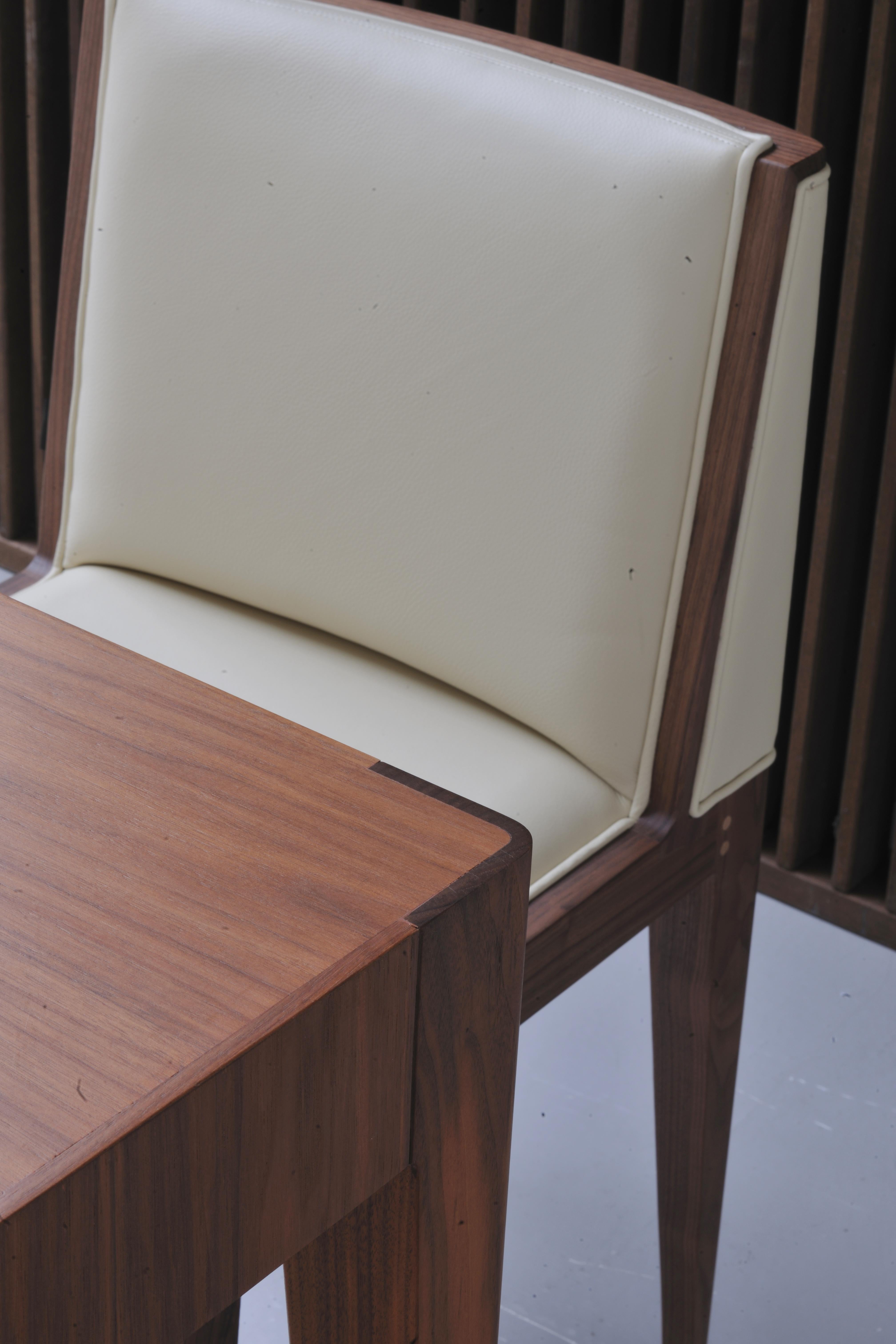 Chaise contemporaine tapissée en bois de frêne, par Morelato Neuf à Salizzole, IT
