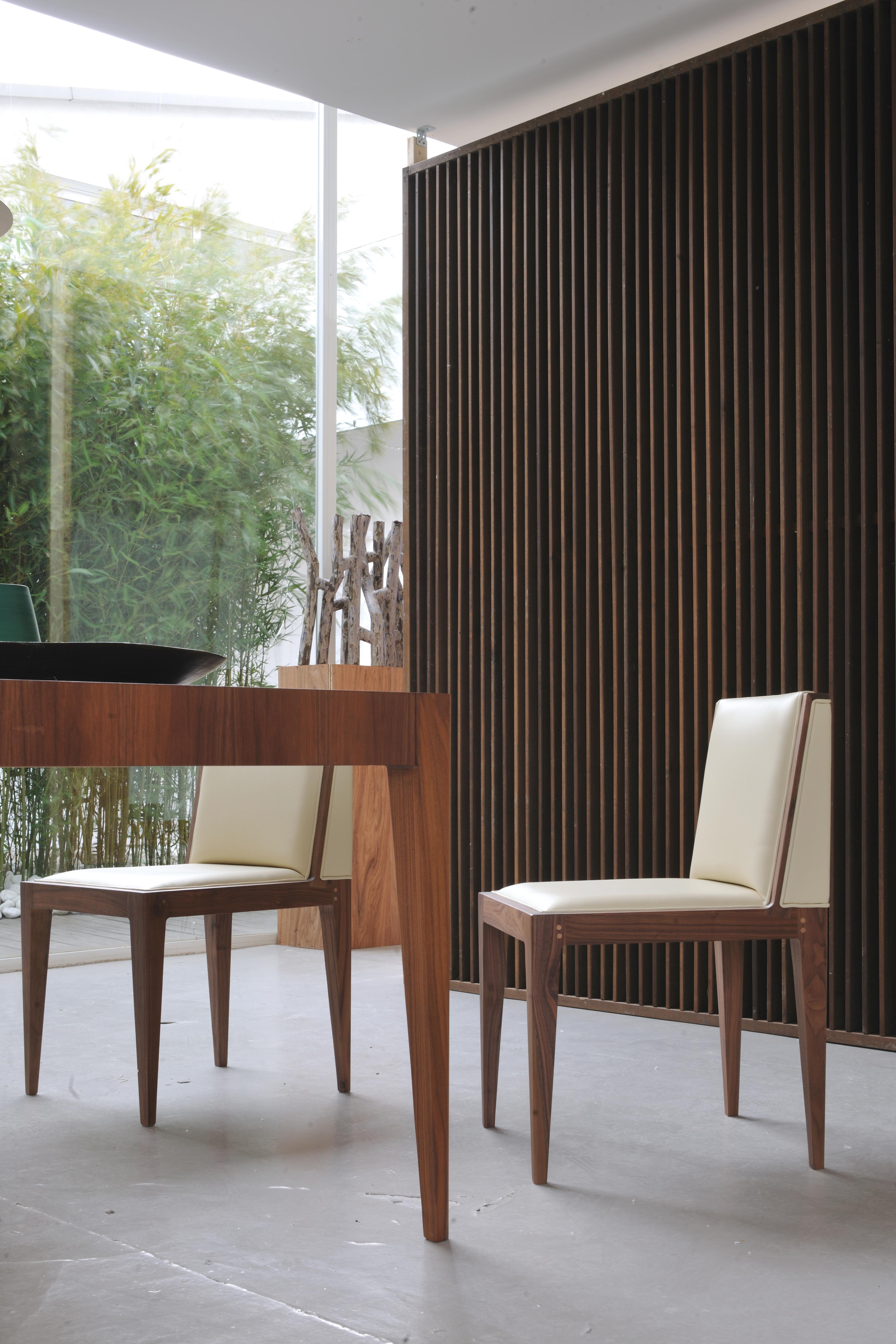 Cuir Chaise contemporaine tapissée en bois de frêne, par Morelato