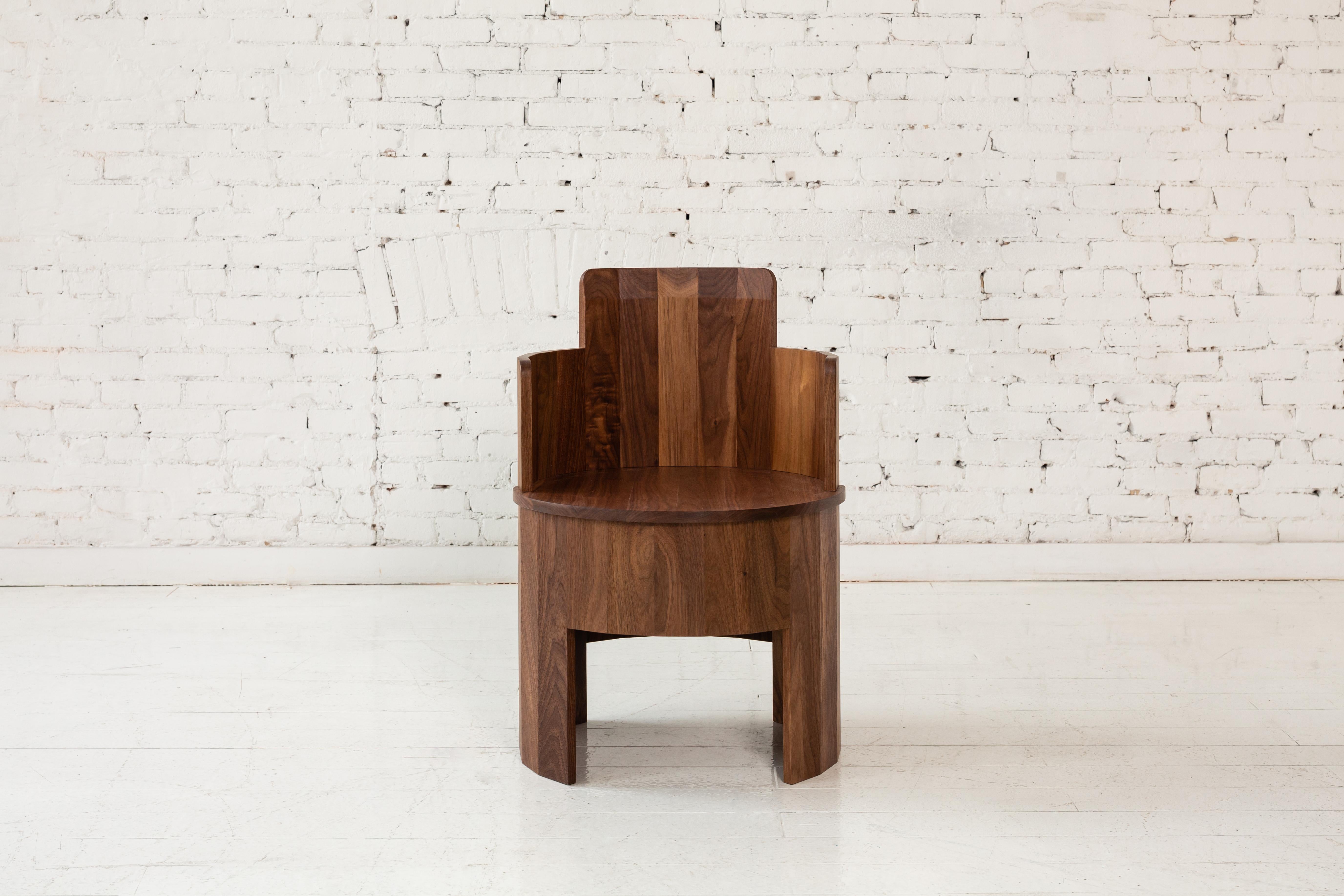 Zeitgenössischer gepolsterter Cooperage-Stuhl aus Nussbaumholz von Fort Standard, auf Lager (amerikanisch) im Angebot