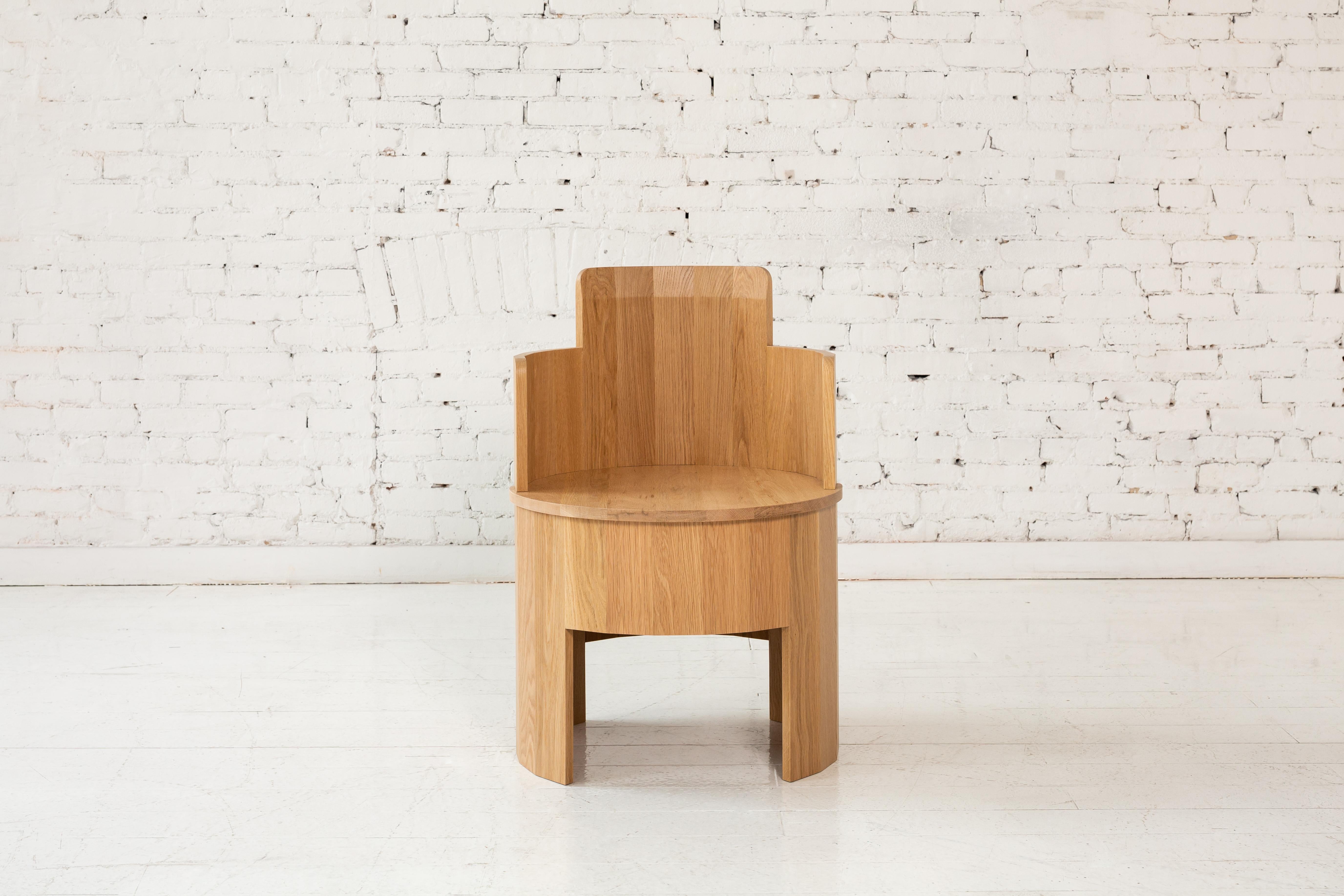 Cette chaise latérale en chêne blanc fait partie de la nouvelle collection Cooperage Dining. Chaque pièce comporte de grands éléments ronds à facettes qui, avec son homonyme, font référence au métier de tonnelier traditionnel de la fabrication des