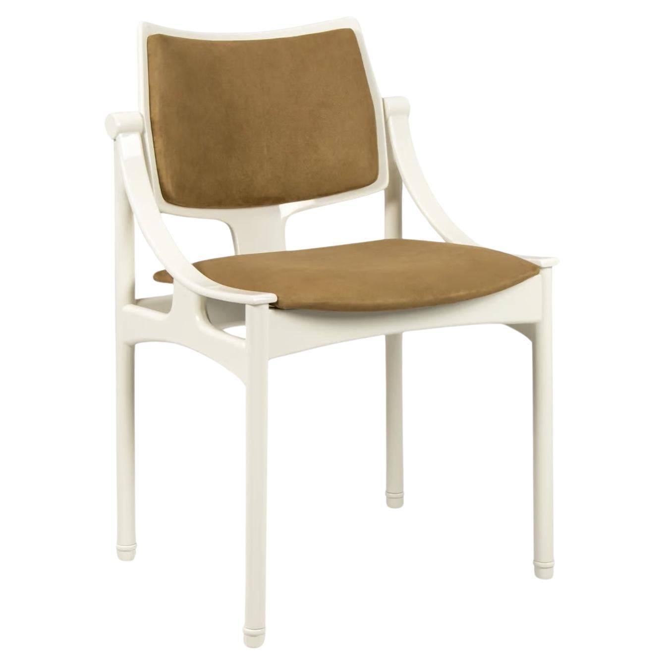 Moderner Esszimmerstuhl mit schlichtem und minimalistischem Design. Er hat einen Holzrahmen und Holzbeine mit einer Rückenlehne, die sich sanft um die Spitze wölbt. Er eignet sich perfekt für ein ausgedehntes Mittagessen zu Hause und verleiht jedem