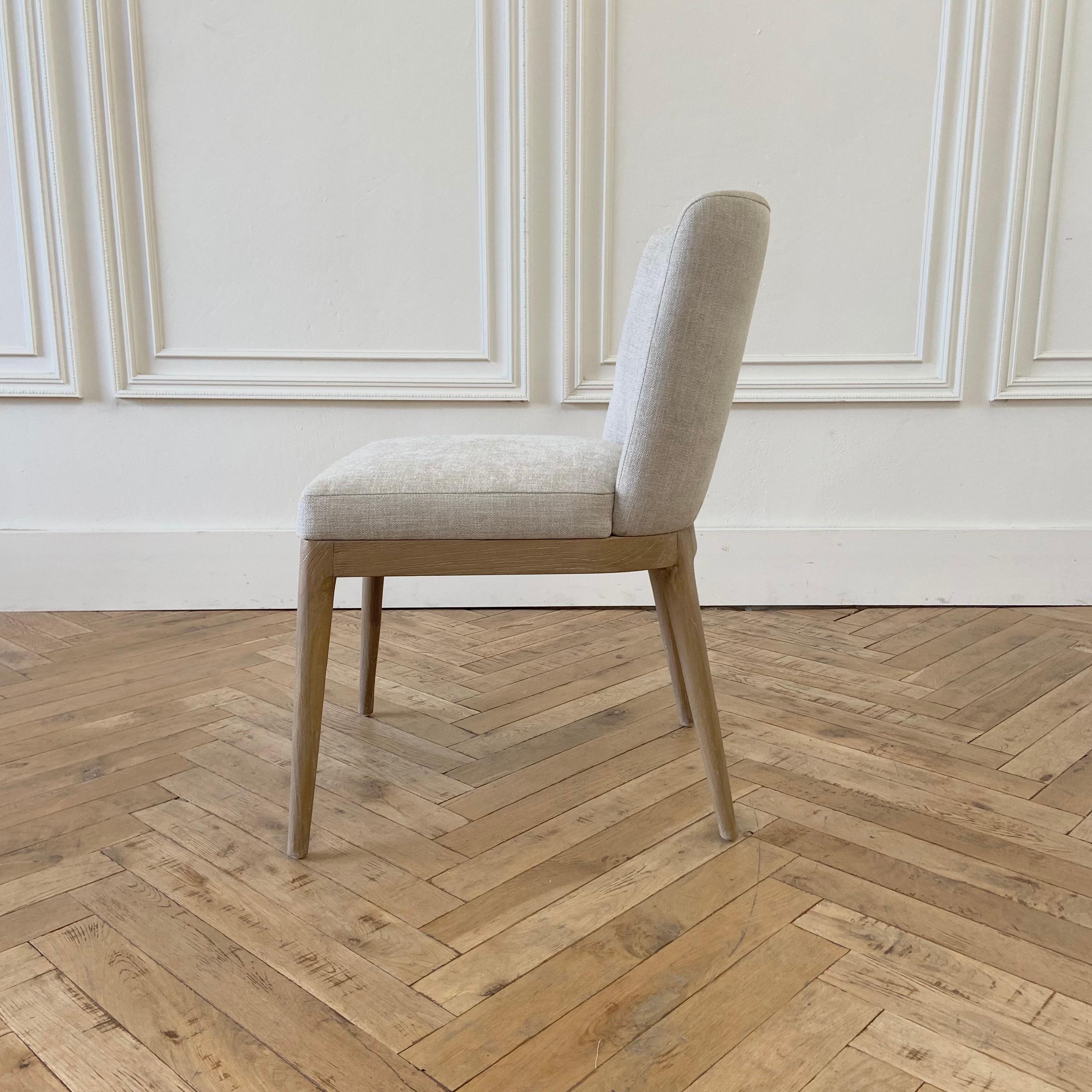 Chaises de salle à manger rembourrées contemporaines Neuf - En vente à Brea, CA