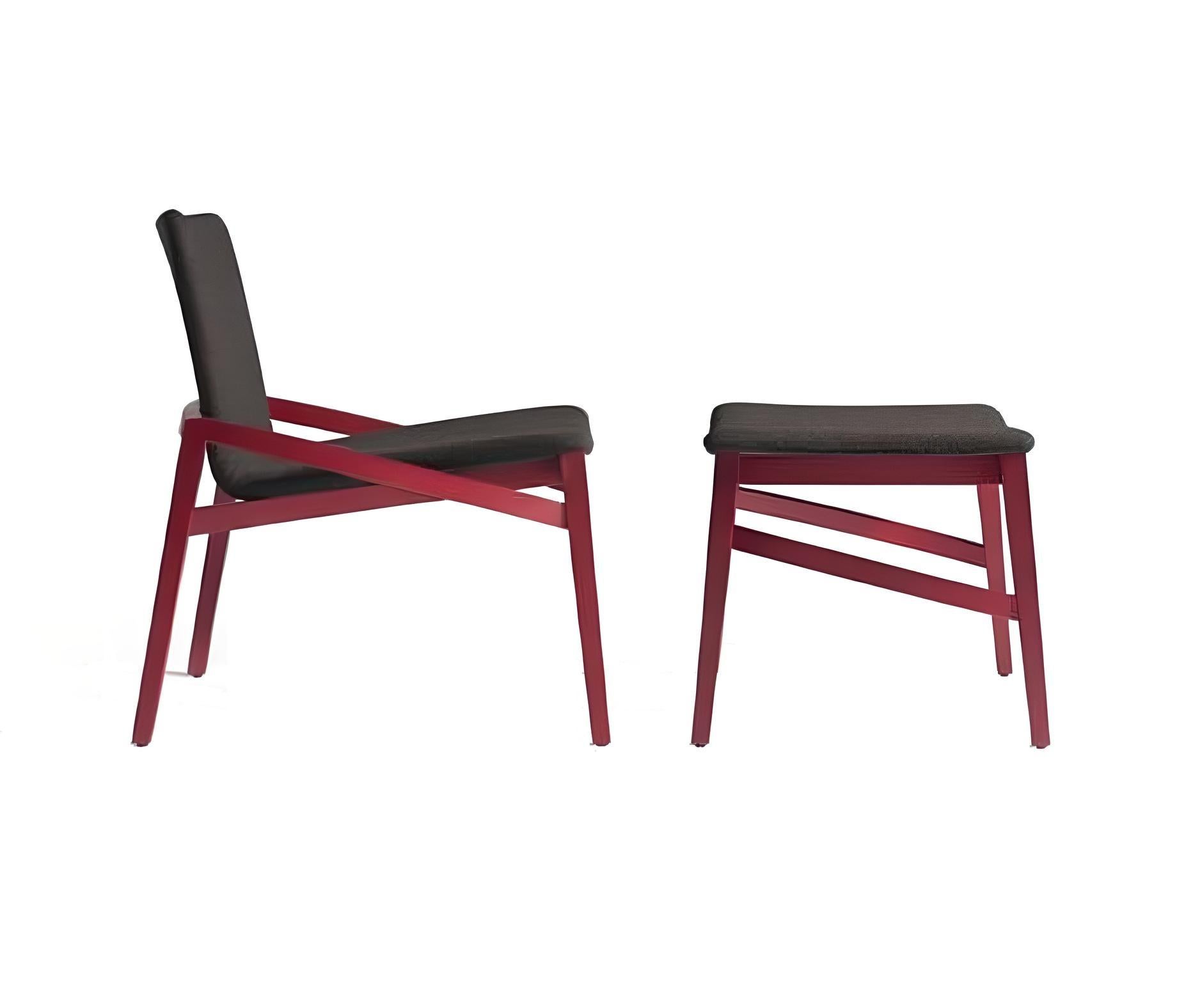 Contemporary Upholstered Lounge Chair & Footrest with beech wood base en venta 2