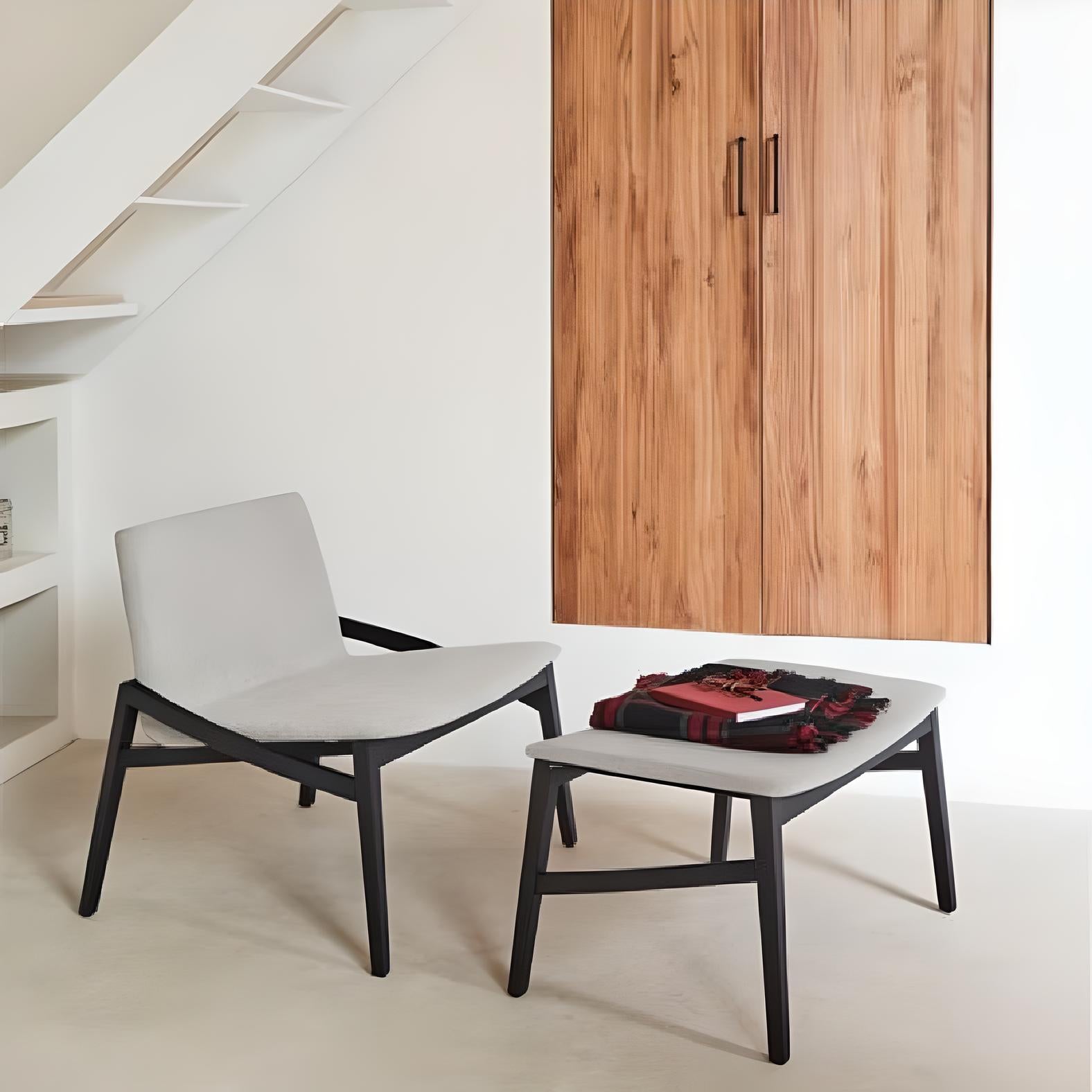 Contemporary Upholstered Lounge Chair & Footrest with beech wood base en venta 3