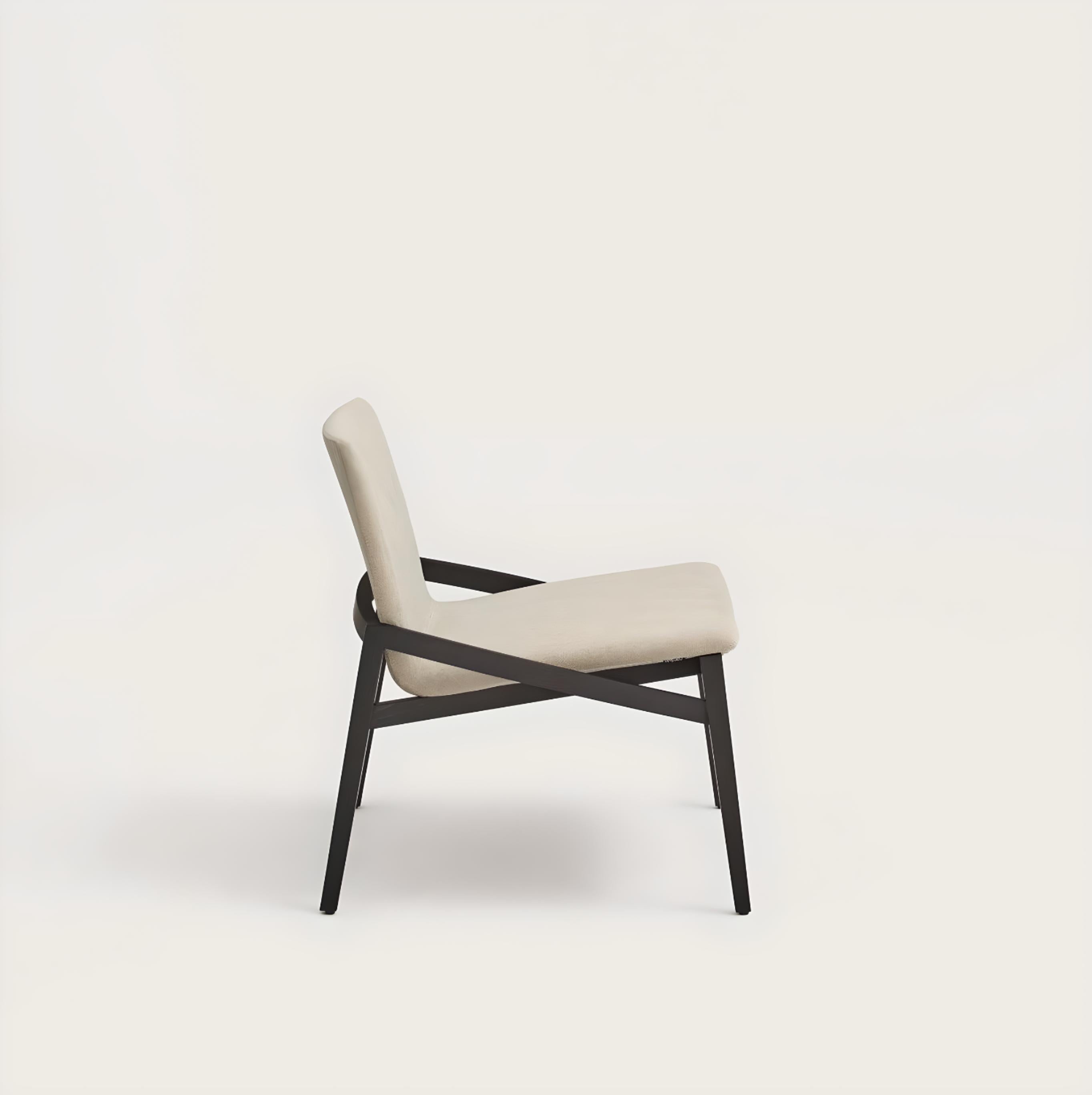 Contemporary Upholstered Lounge Chair & Footrest with beech wood base en venta 4