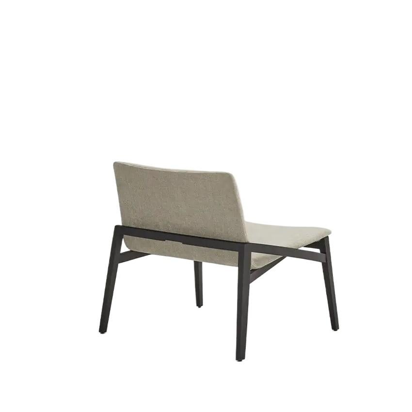 Contemporary Upholstered Lounge Chair & Footrest with beech wood base Moderno en venta