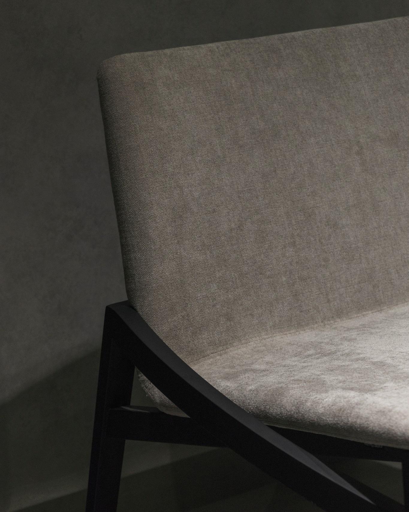 Contemporary Upholstered Lounge Chair & Footrest with beech wood base Español en venta