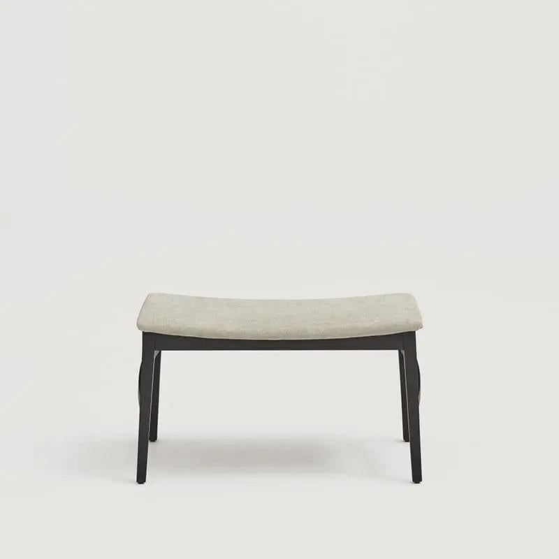 Contemporary Upholstered Lounge Chair & Footrest with beech wood base Hecho a mano en venta