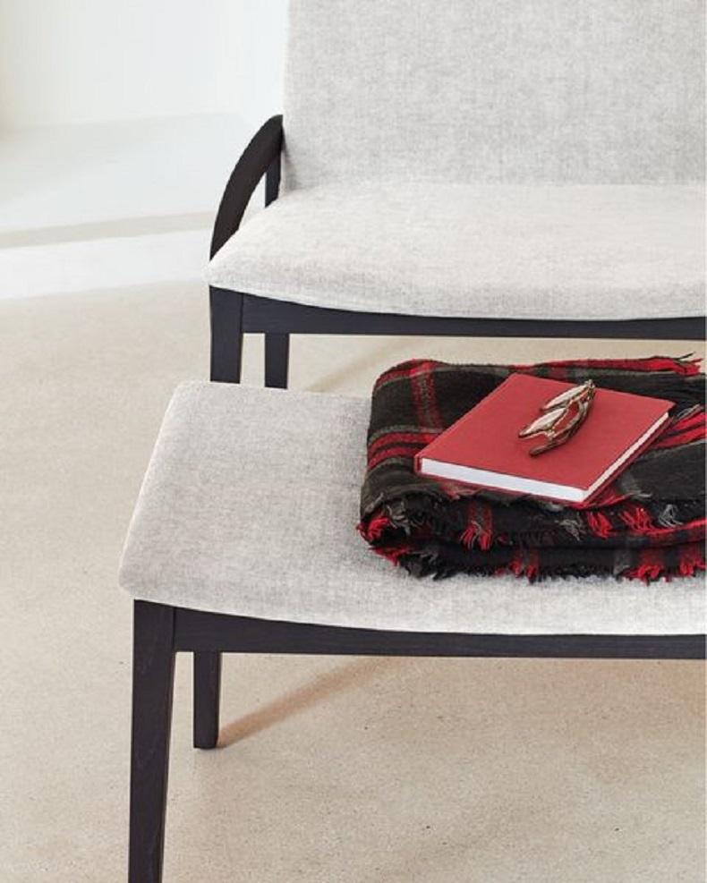 Contemporary Upholstered Lounge Chair & Footrest with beech wood base Tela en venta