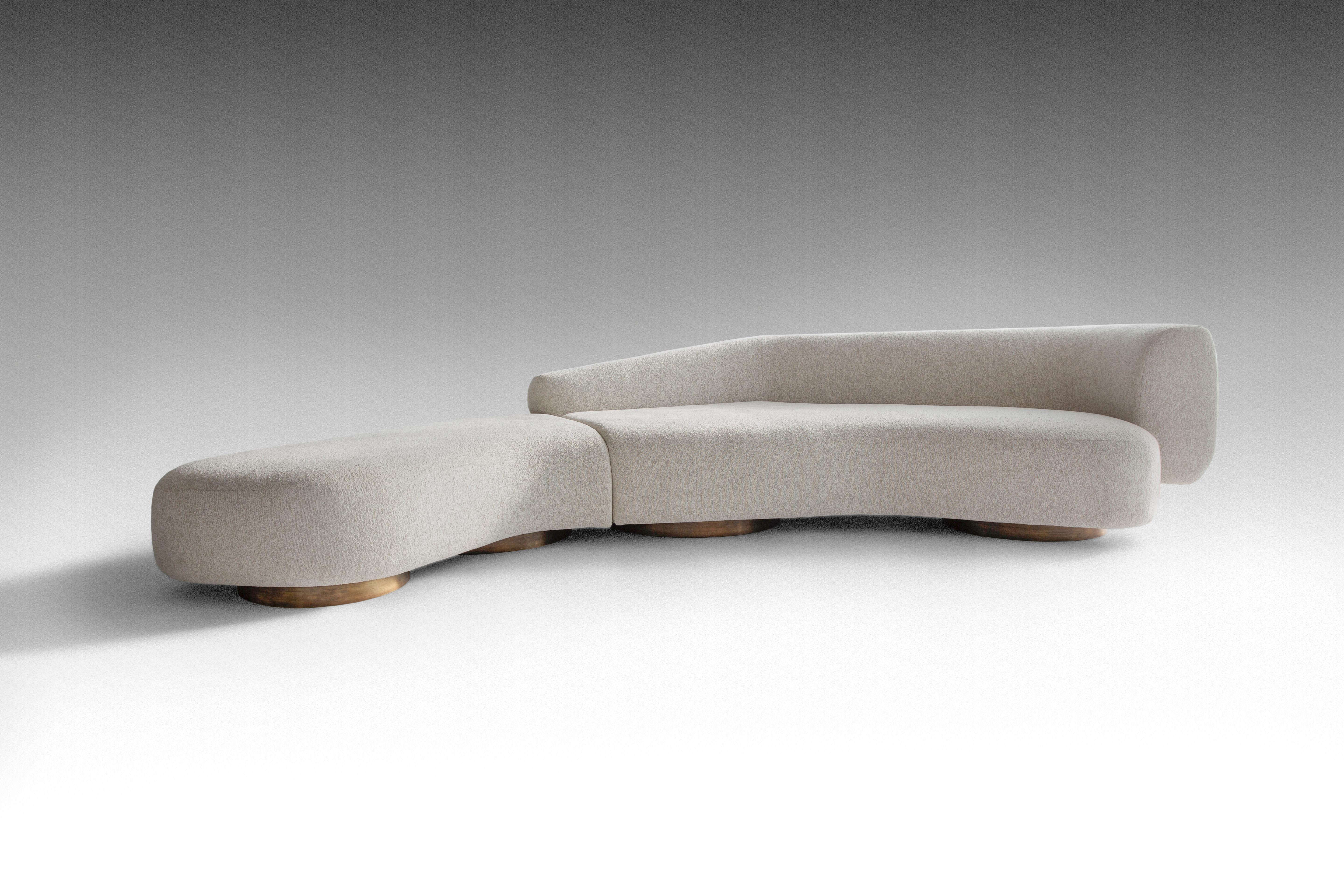 Zeitgenössisches gepolstertes Sofa, Repose von Adam Court für OKHA (Portugiesisch) im Angebot