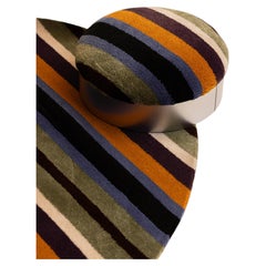 Taburete Contemporáneo Tapizado con Base Metálica, Diseño Retrofuturista