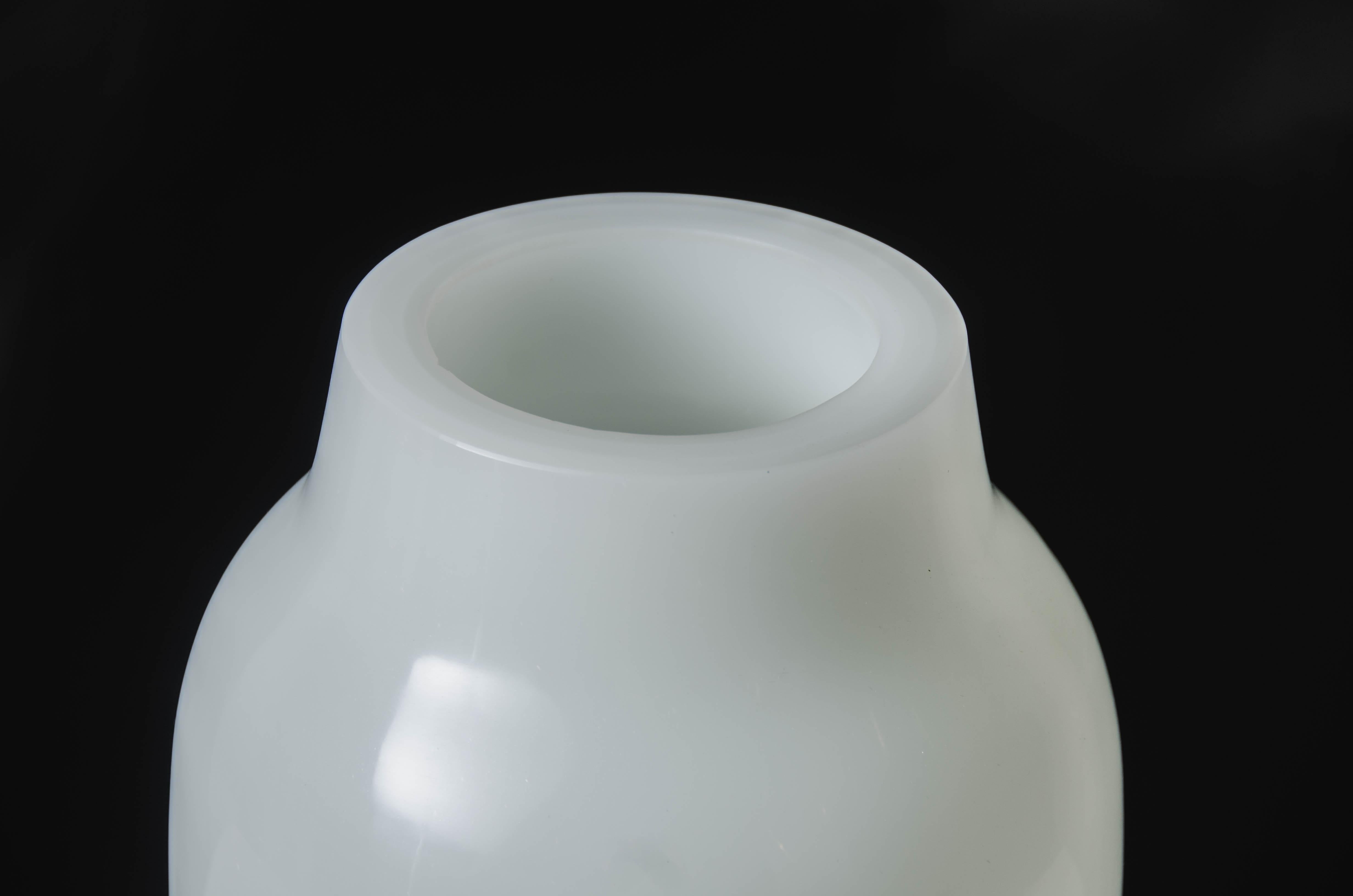 Urn Shape Vase
Bai Jade Peking Glass
Hand Blown Glass
Hand Carved

Peking glass refers to the high-quality glass art produced by the imperial and 
Commercial workshops in Beijing during the Ching Dynasty, China 1644-1911. Since then, ‘Peking